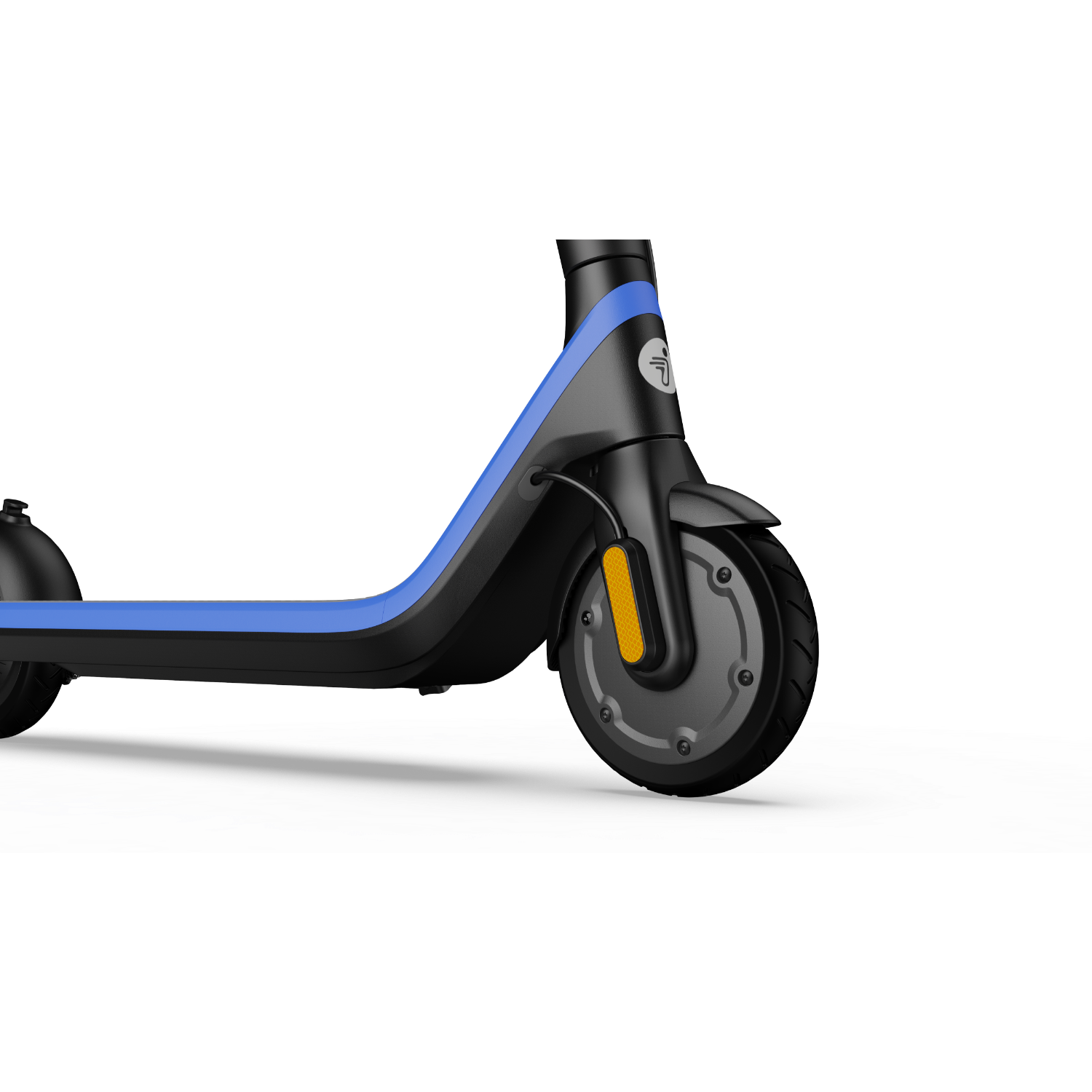 Trottinette électrique noire et bleue. Sur surface blanche, fond noir.