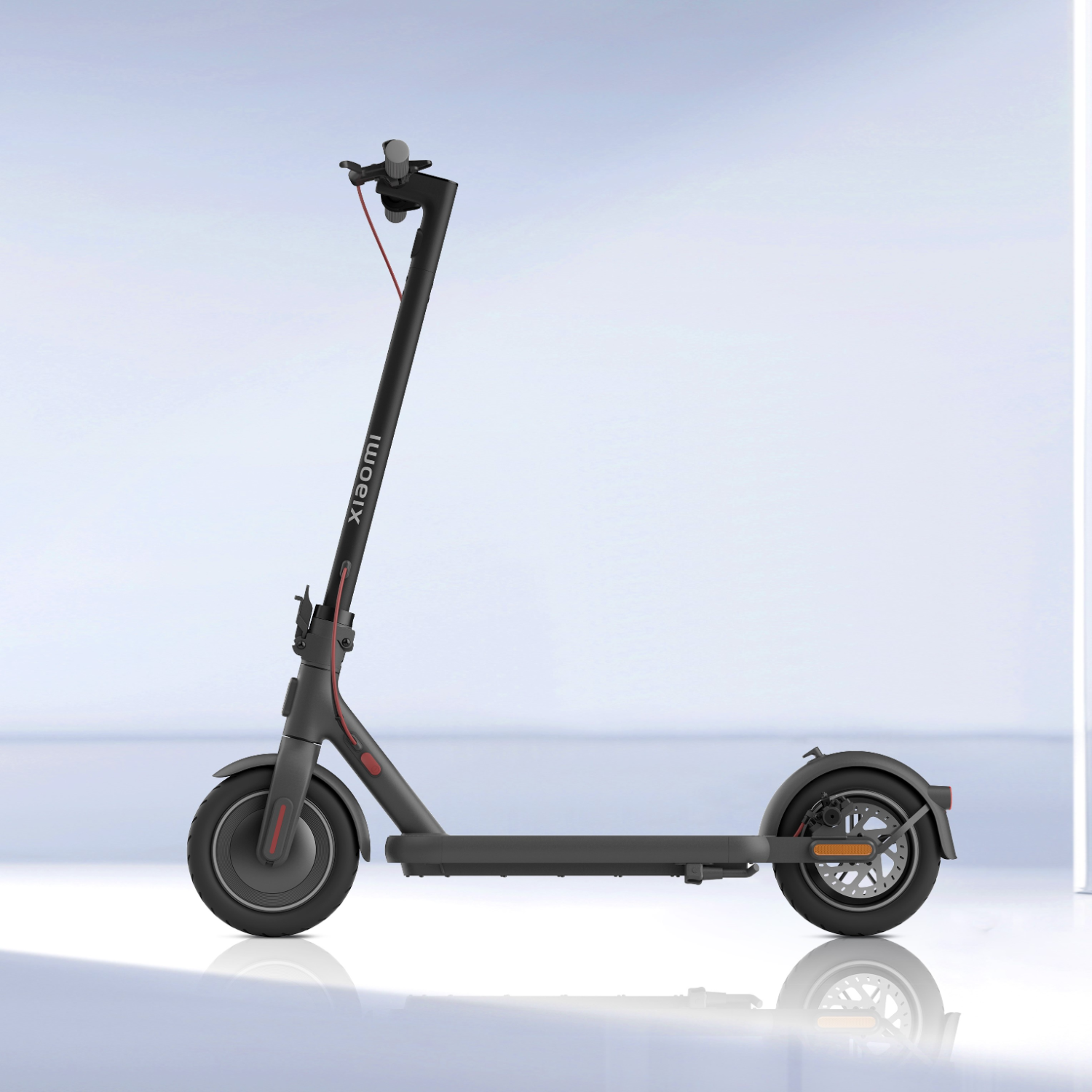 Un monopattino elettrico nero e grigio, con il logo Xiaomi sul lato, in piedi davanti a uno sfondo bianco.