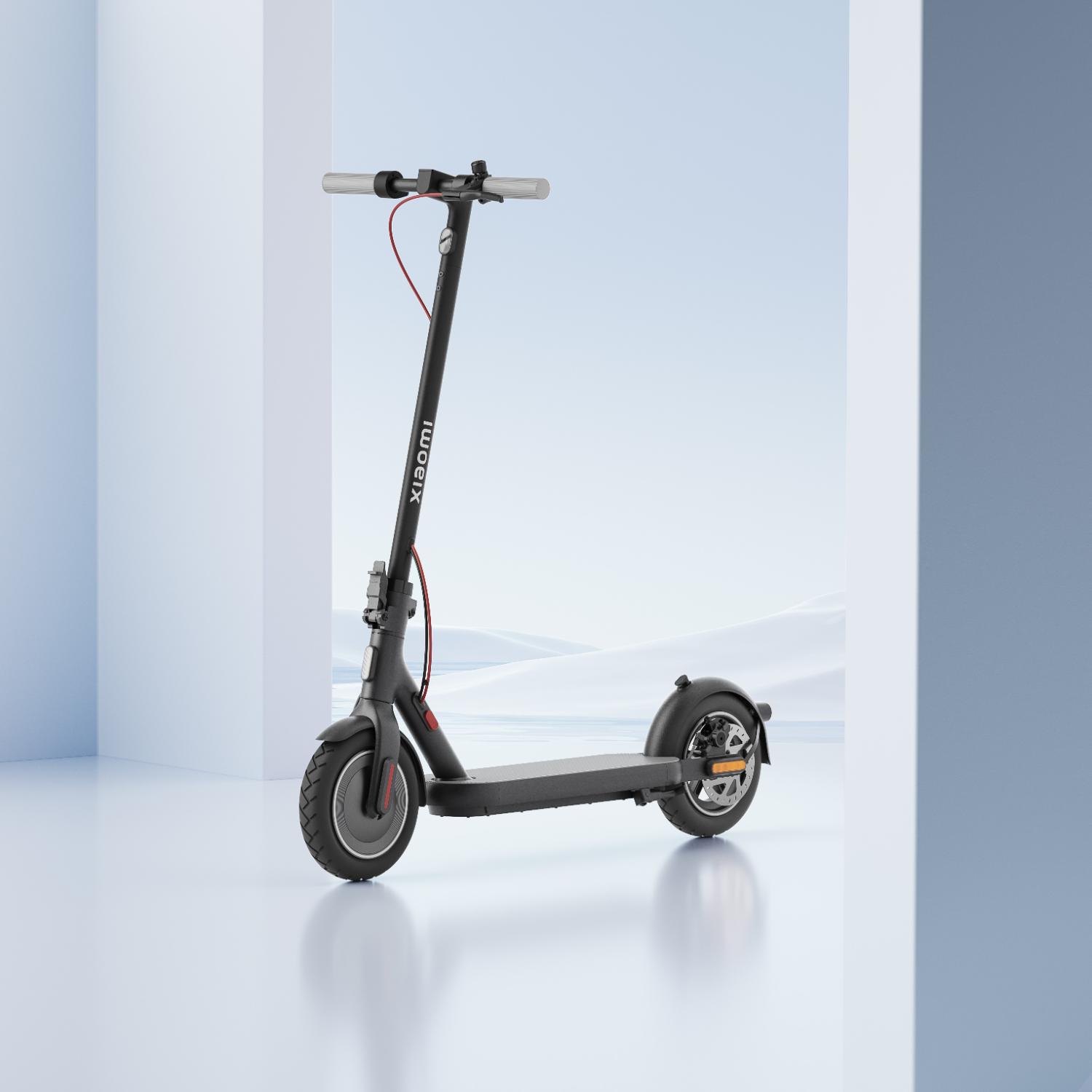 Un monopattino elettrico Xiaomi nero con cavo rosso, al chiuso, su sfondo azzurro.