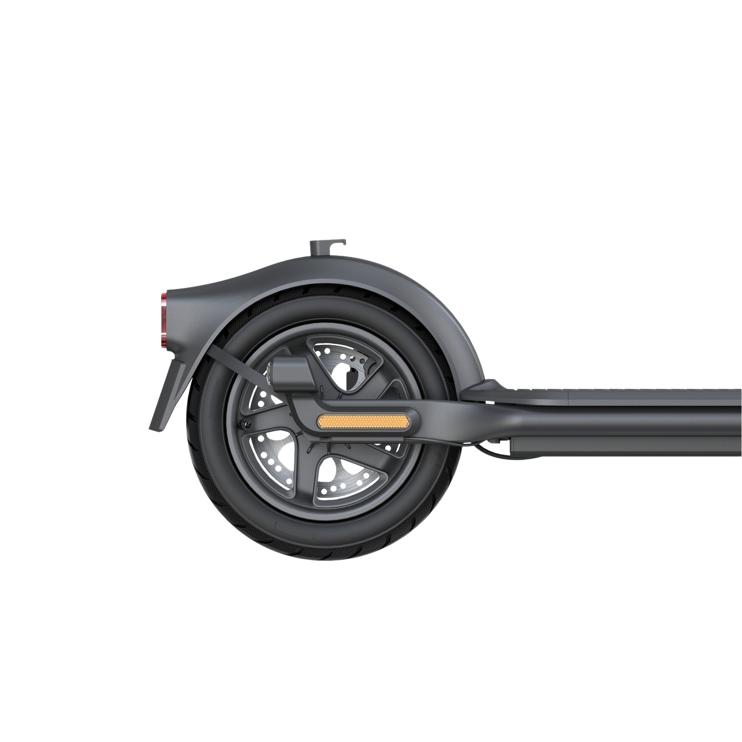 Close-up van een zwart elektrisch scooterwiel tegen een zwarte achtergrond, met de band en remschijf.
