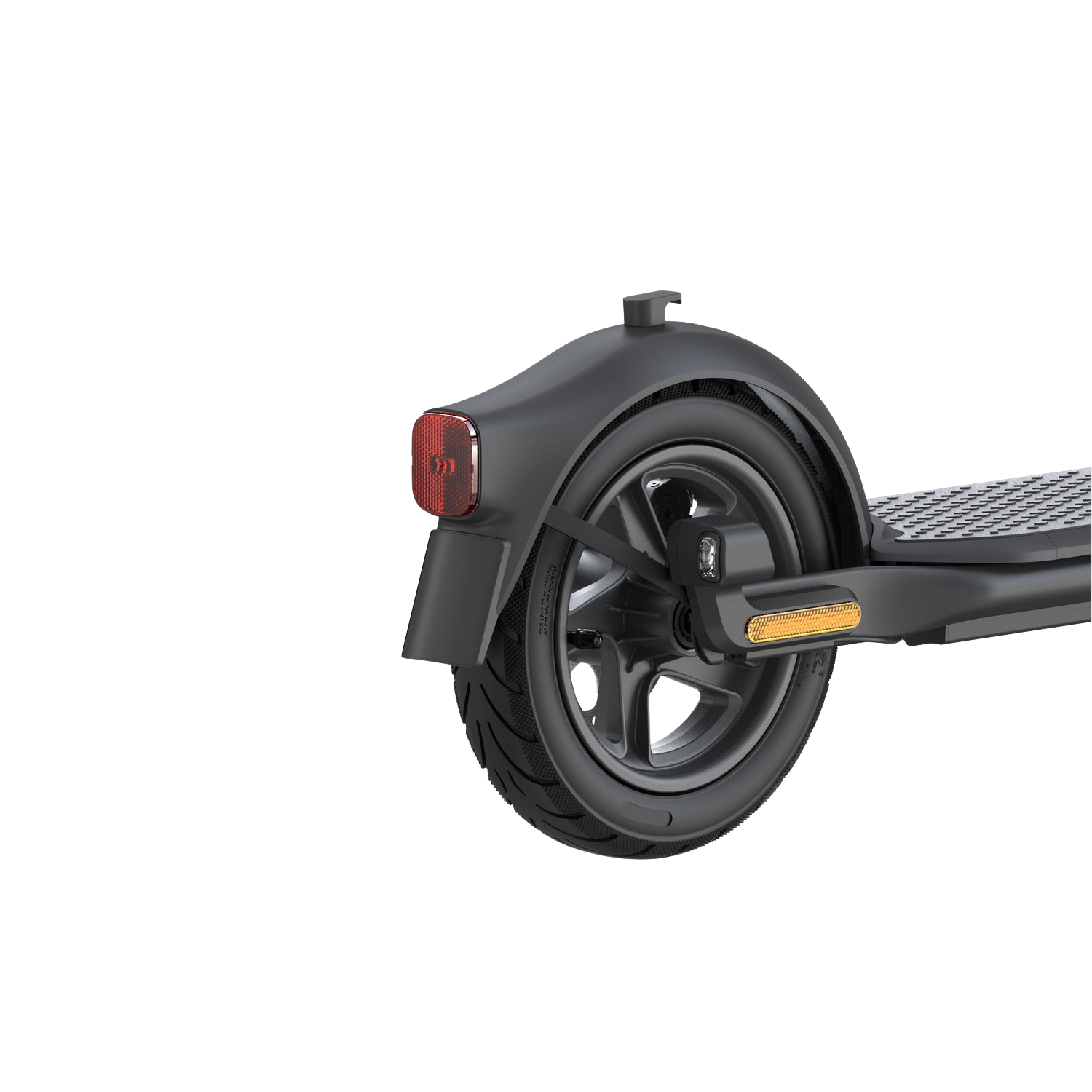 Zwarte achterwiel van elektrische scooter. Zwarte band, zwart spatbord en rode reflector. Zwarte achtergrond.