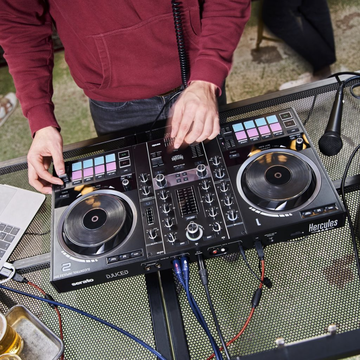 DJ-mixer met handen die knoppen aanpassen. Inclusief draaitafels, knoppen en faders.
