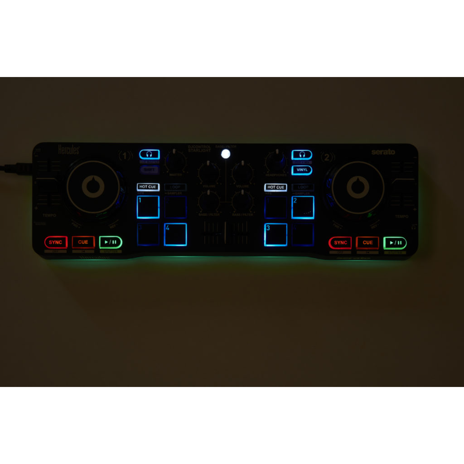 DJ-controller met lichten, knoppen en twee jogwielen.