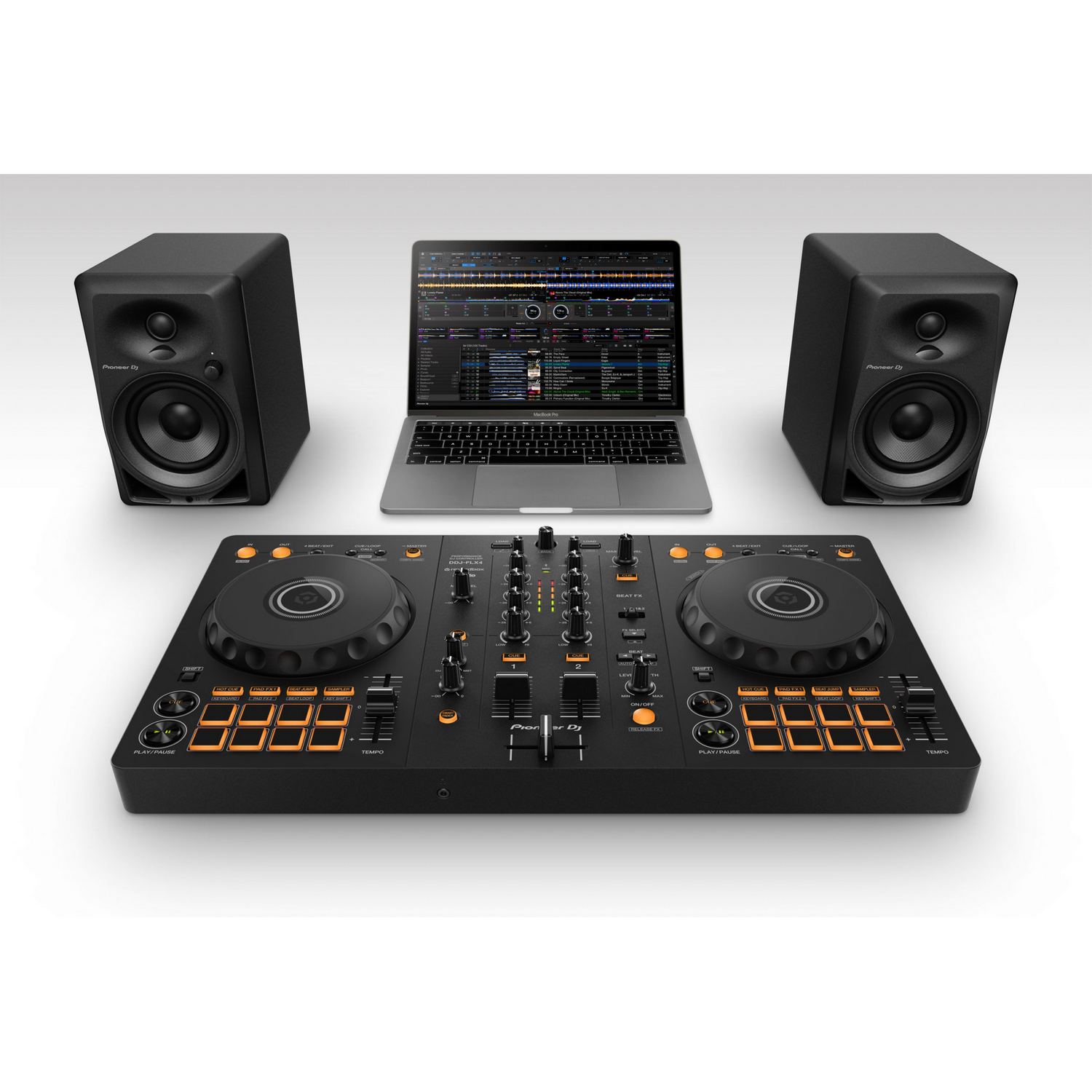 DJ-Setup mit schwarzen Lautsprechern, einem Laptop und einem schwarz-orangenen DJ-Controller.