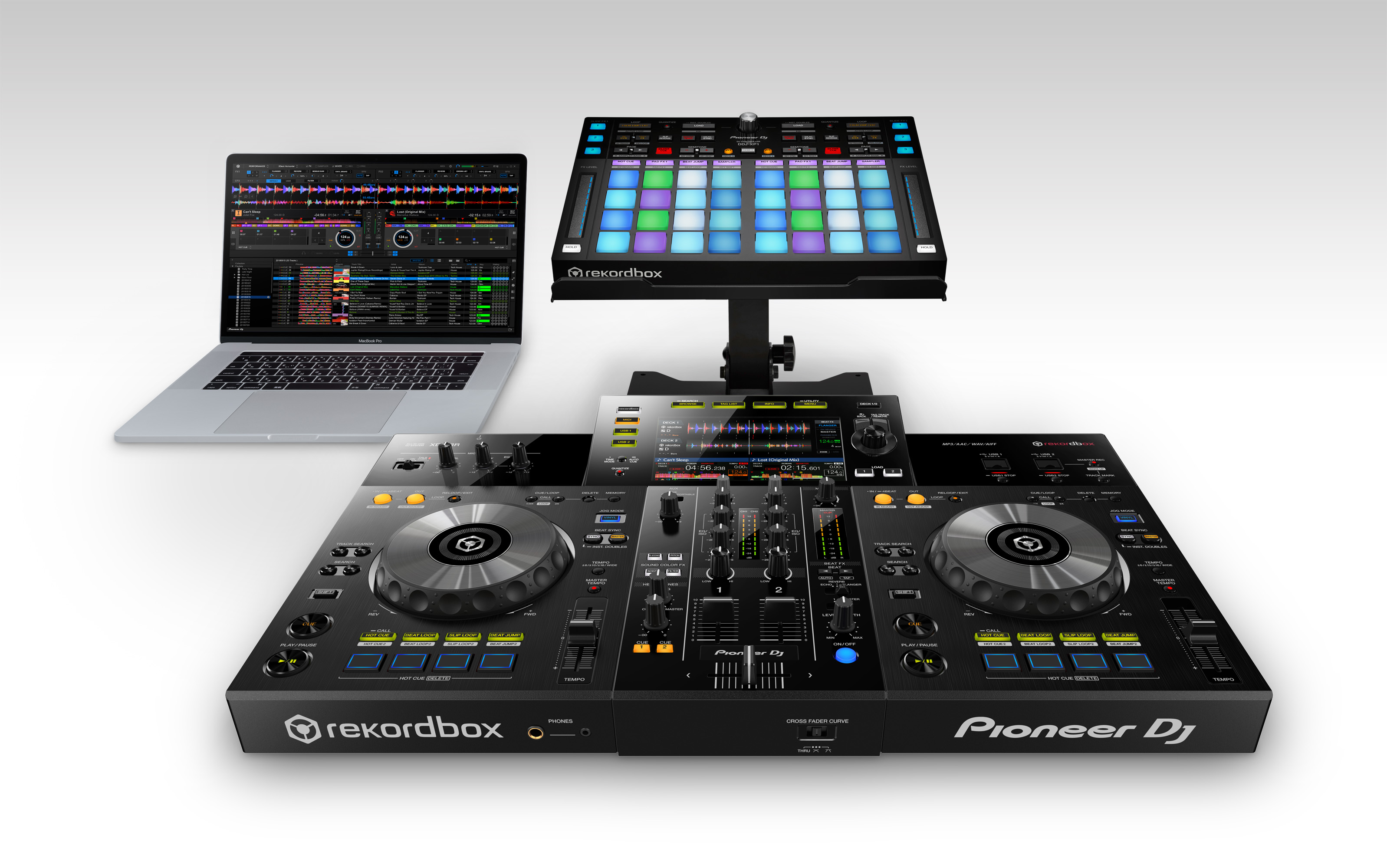 Configurazione DJ: laptop, controller e display. Nero e argento. Sfondo bianco.