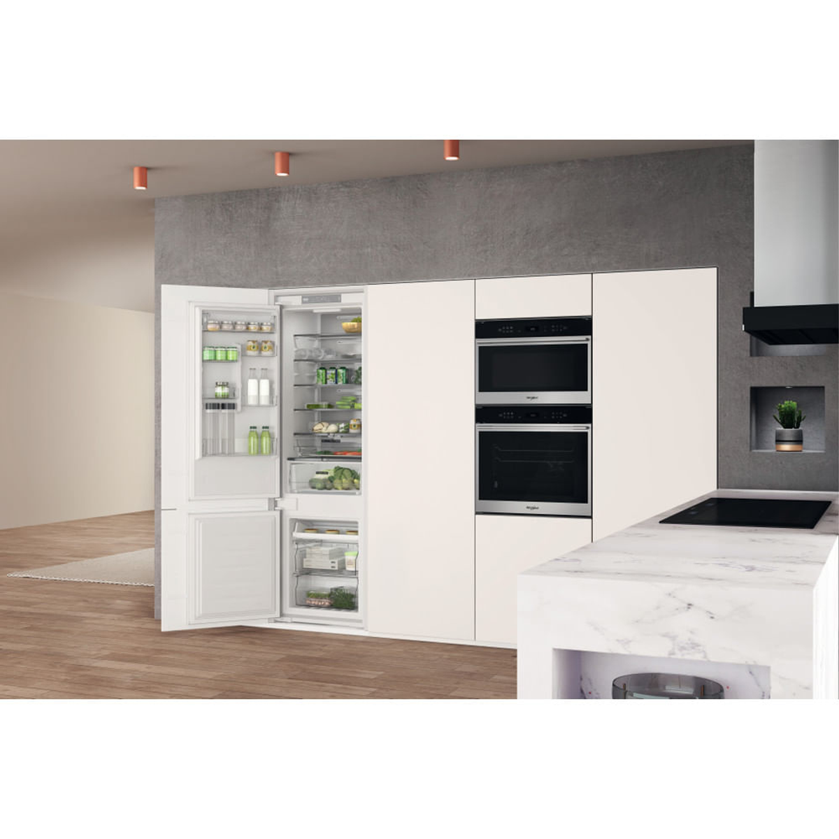 Moderne keuken met witte kasten en open koelkast.