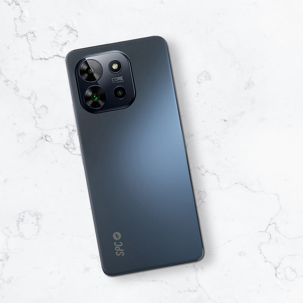 Smartphone azul oscuro sobre mármol, con varias cámaras traseras y un logotipo de marca.