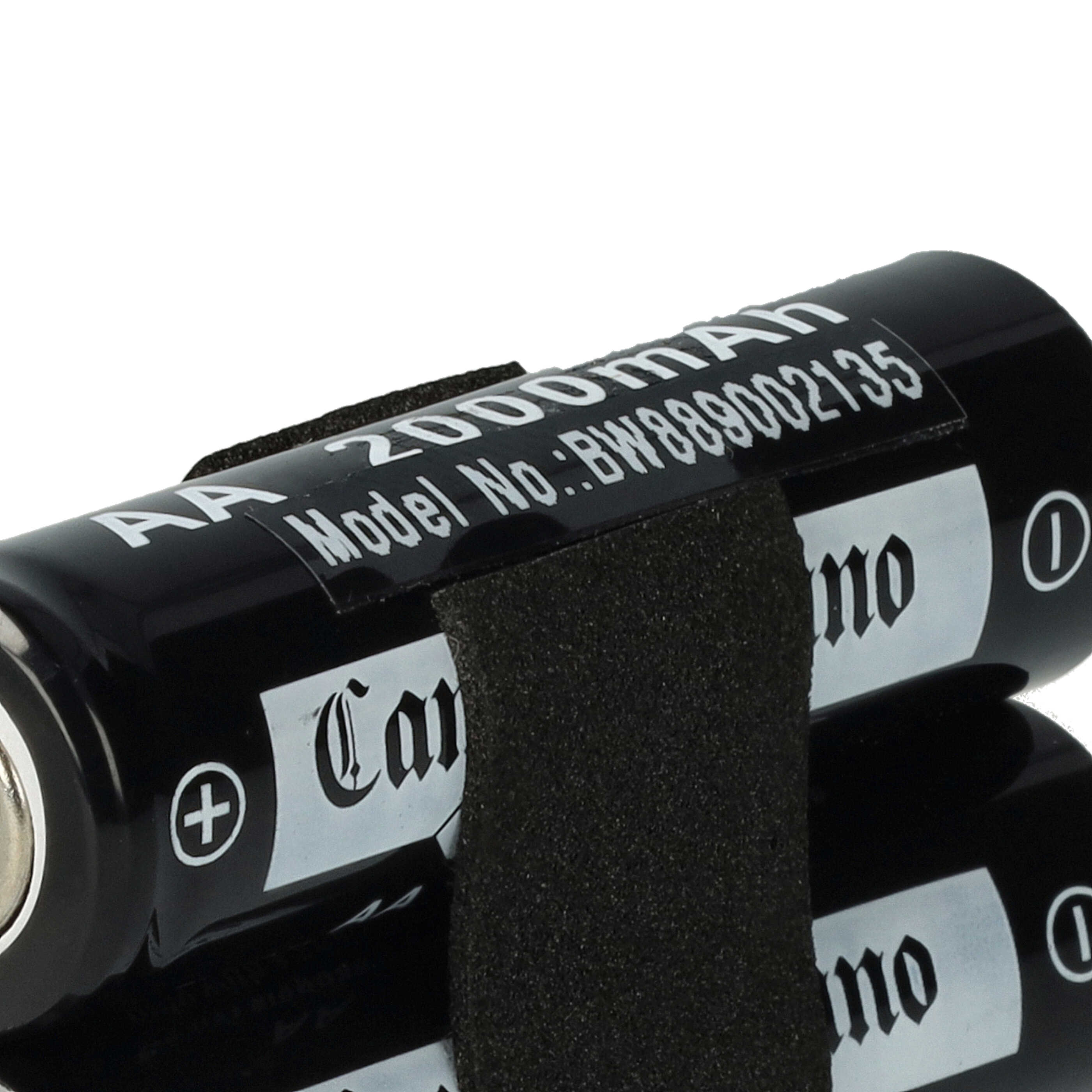 Zwei schwarze AA-Batterien, die mit einem schwarzen Band zusammengehalten werden. Batterietext: 2000mAh und Modellnummer.