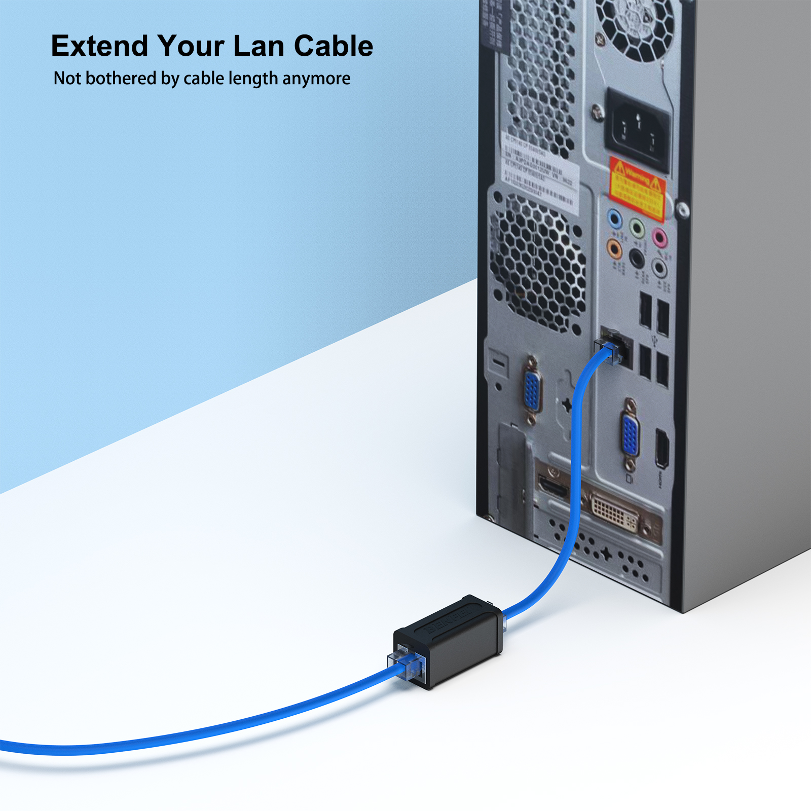 Ein blaues LAN-Kabel erstreckt sich von einem Computer zu einem schwarzen Adapter.