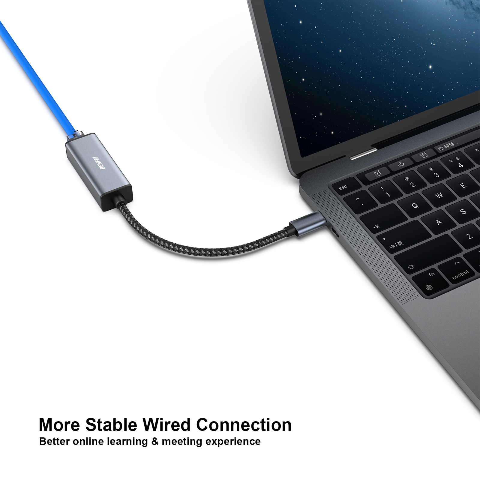 Ein Laptop ist mit einem grauen Adapter mit einem blauen Kabel verbunden. Der Adapter ist mit einem Laptop verbunden.