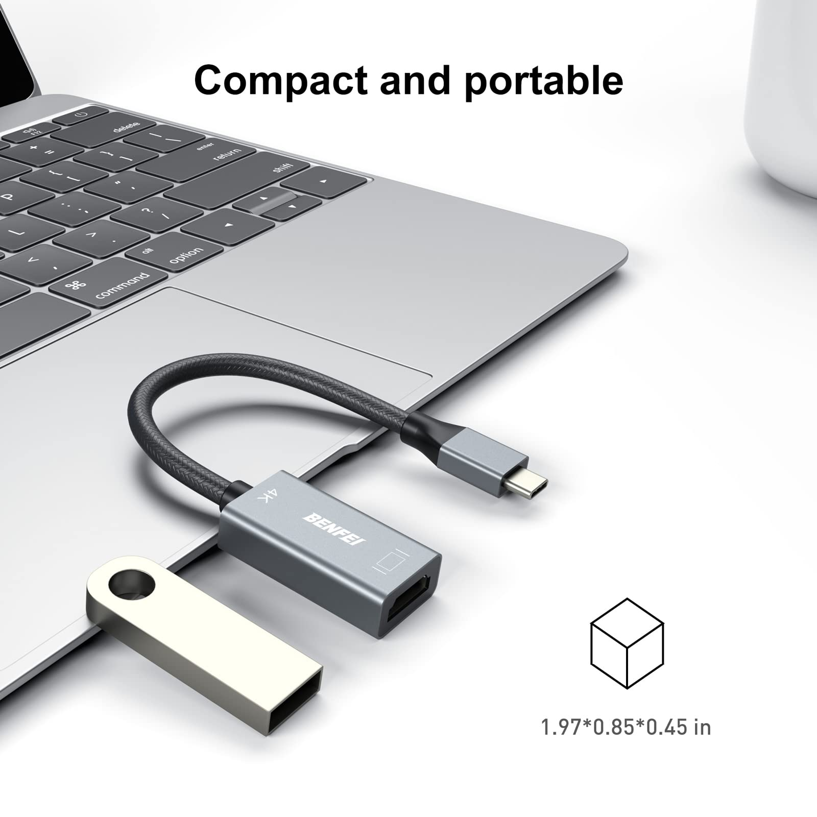 Ein silberner Adapter, der mit einem Laptop und einem USB-Stick verbunden ist, mit einem 4K-Label.