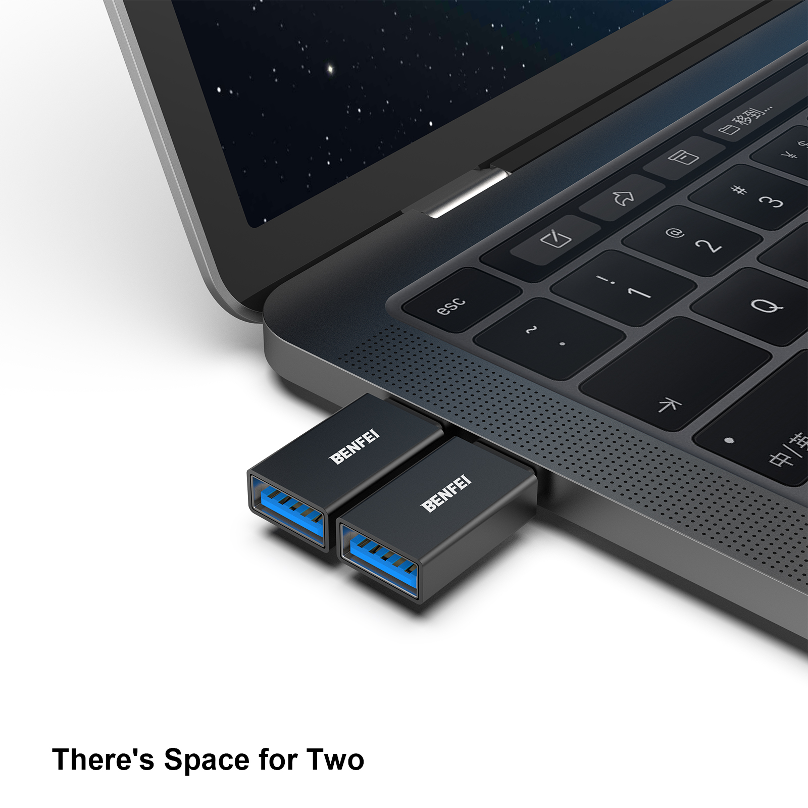 Zwei schwarze USB-Adapter, die an einen Laptop angeschlossen sind. Die Adapter haben blaue Ports.