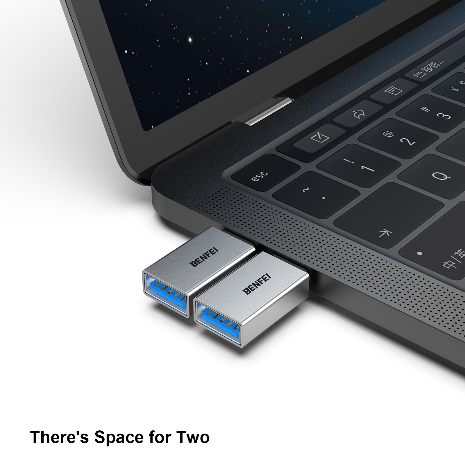 Silberne USB-Laufwerke, die an einen Laptop angeschlossen sind. Der Laptop ist schwarz, mit weißem Hintergrund.