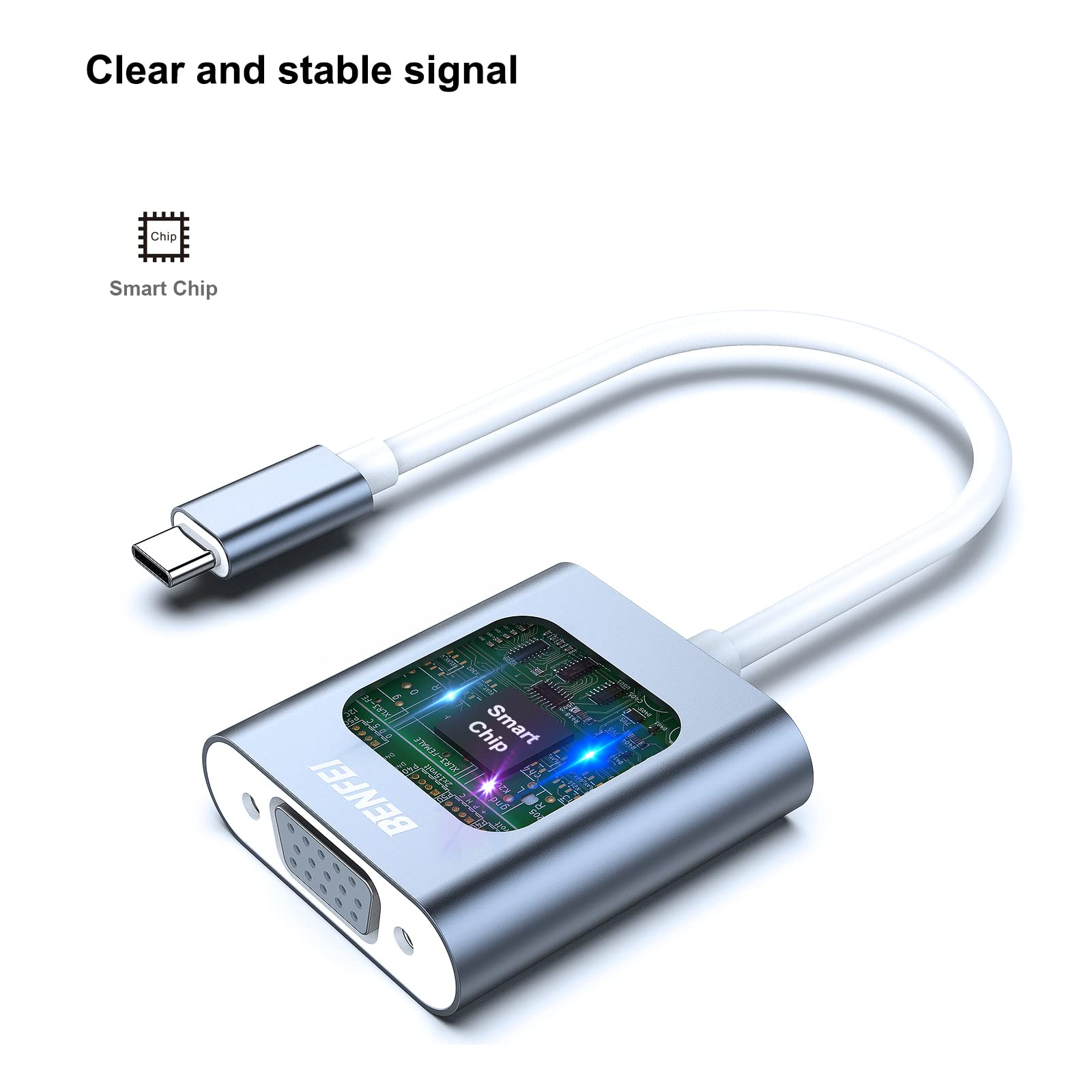 Ein silberner Adapter mit weißem Kabel. Weißer Hintergrund.