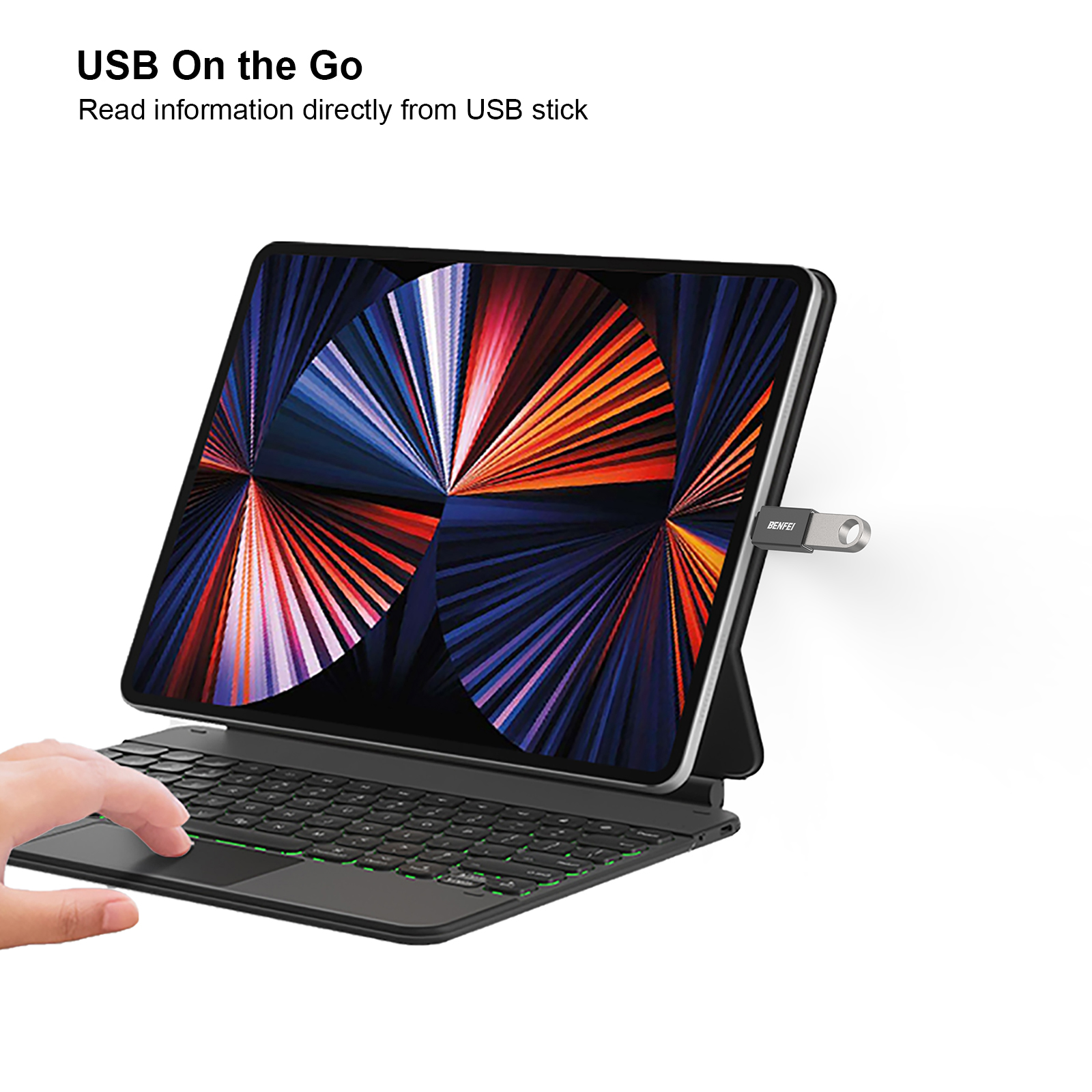 Ein Tablet, das über einen USB-Stick mit einer Tastatur verbunden ist. Eine Hand liegt auf der Tastatur.