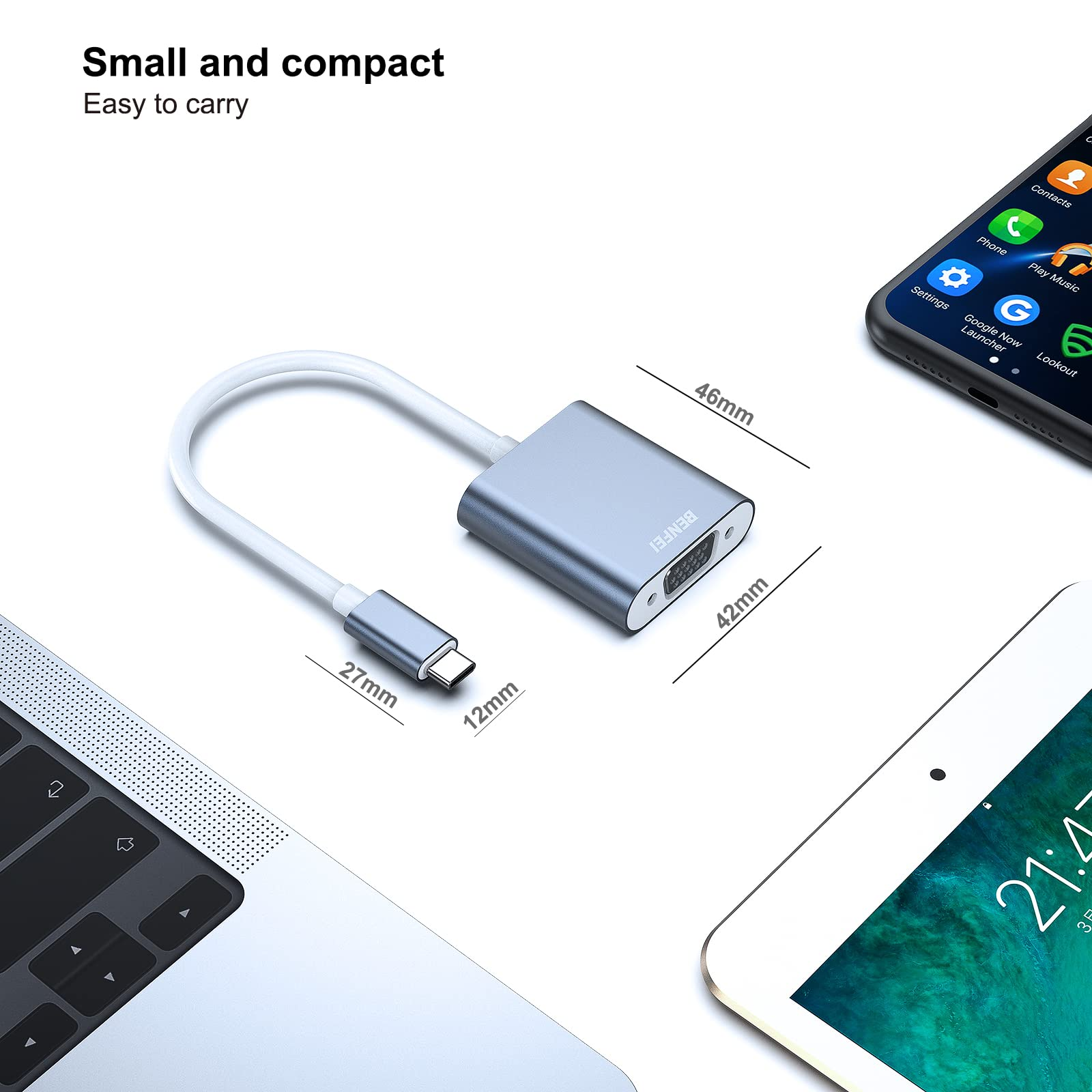 Ein silberner USB-C-Adapter mit grauem Kabel, verbunden mit Laptop, Tablet und Telefon.