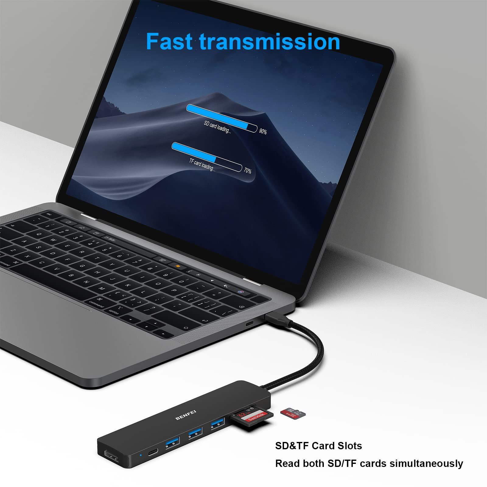 Ein Laptop, der mit einem Hub mit SD- und TF-Kartensteckplätzen verbunden ist. Der Laptop-Bildschirm zeigt die Datenübertragung an.