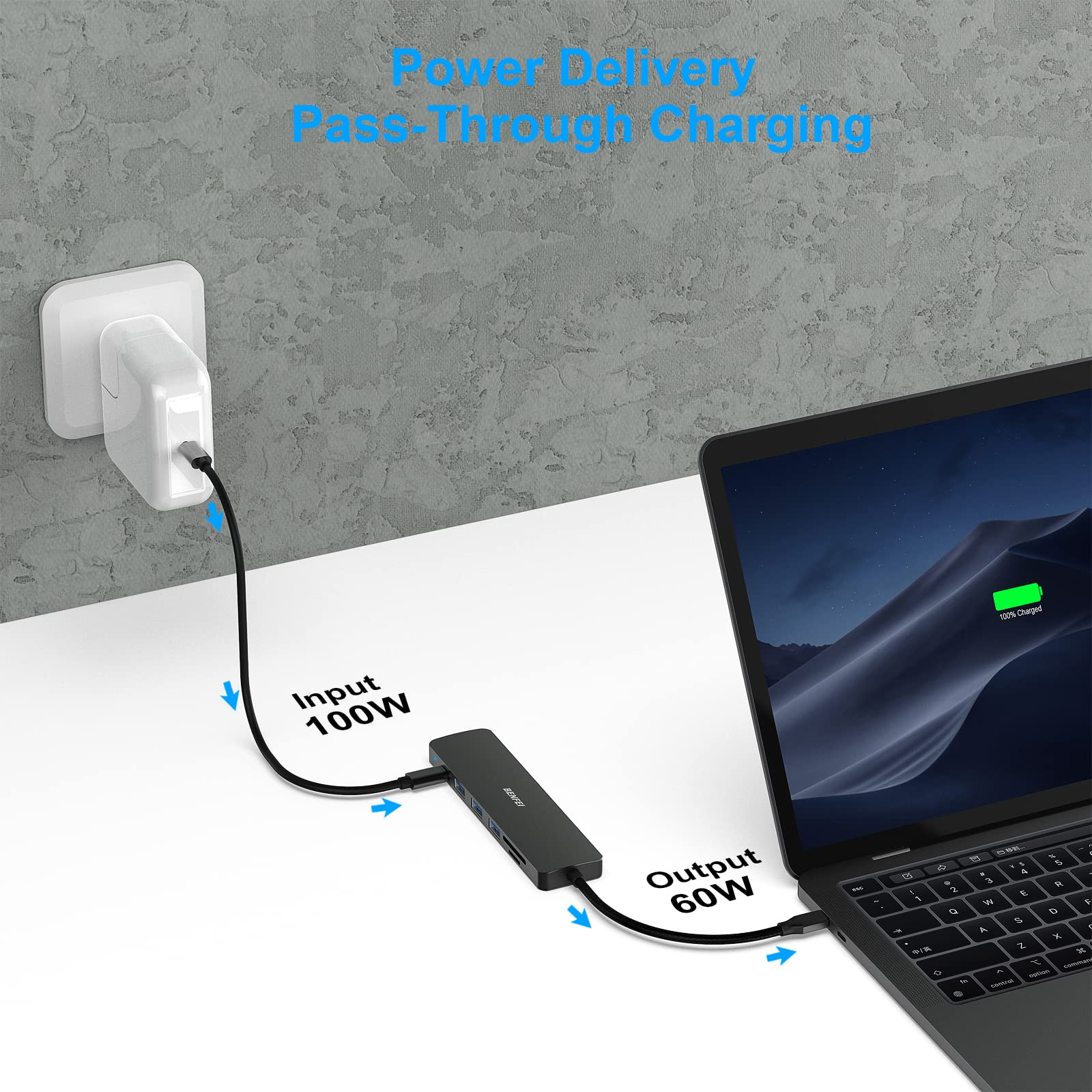 Laptop, der mit einem Hub mit Stromversorgung und Aufladung verbunden ist. Der Hub ist schwarz.