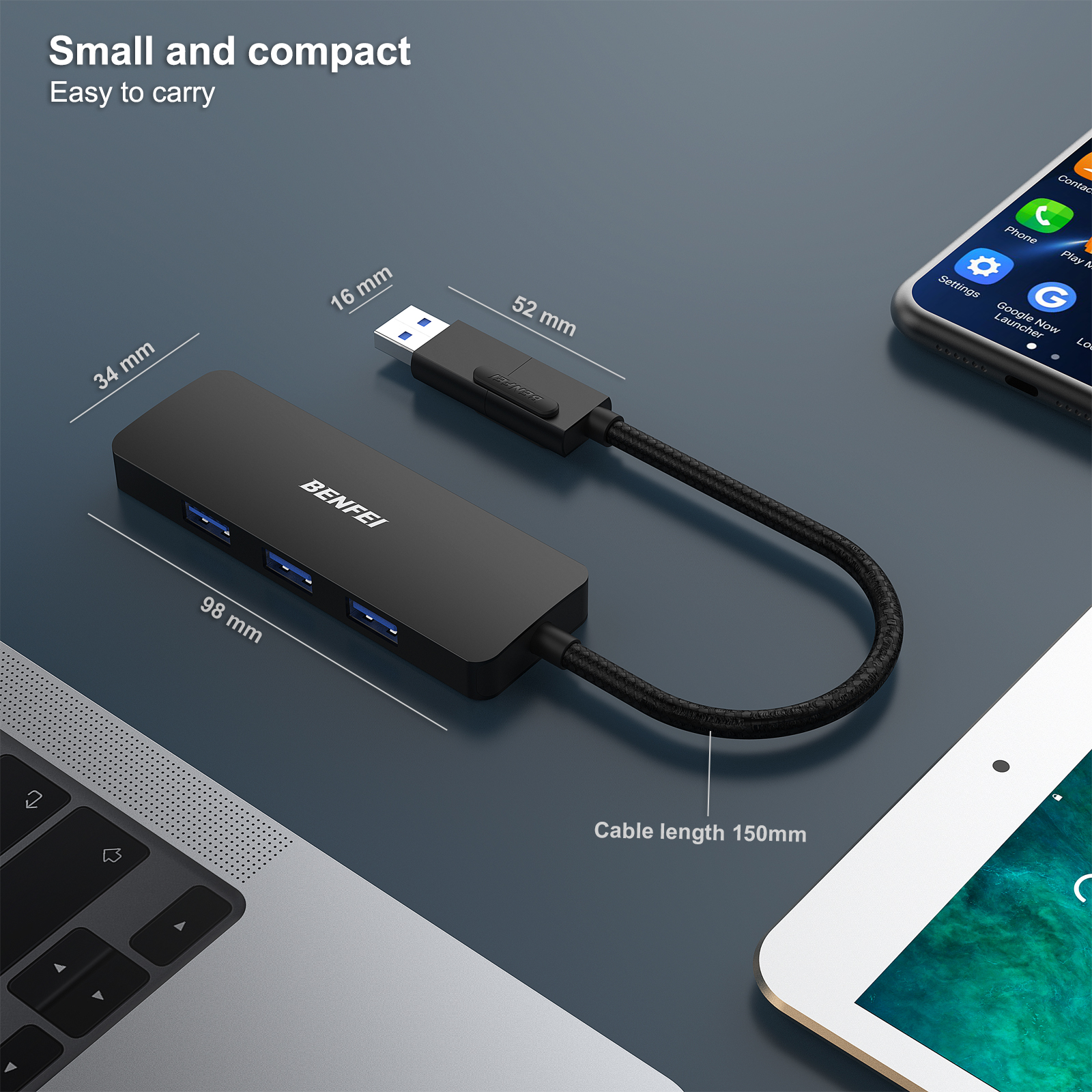 Schwarzer USB-Hub mit angegebenen Abmessungen. Ein Laptop, ein Tablet und ein Telefon befinden sich im Bild.