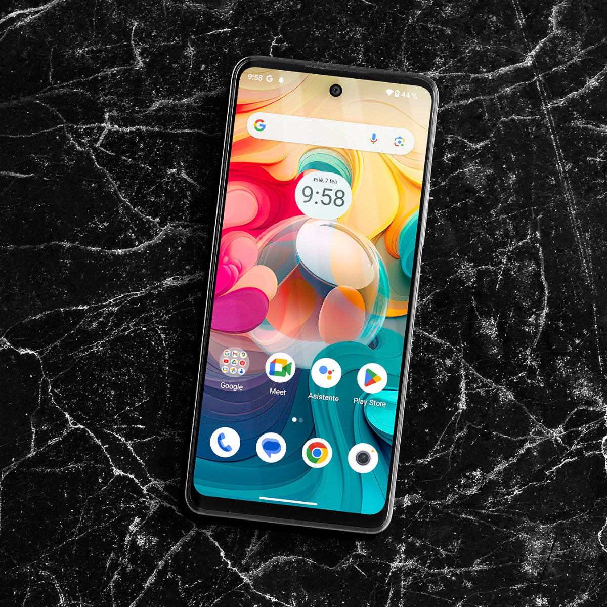Smartphone che mostra icone di app su una superficie di marmo. L'ora è 9:58.