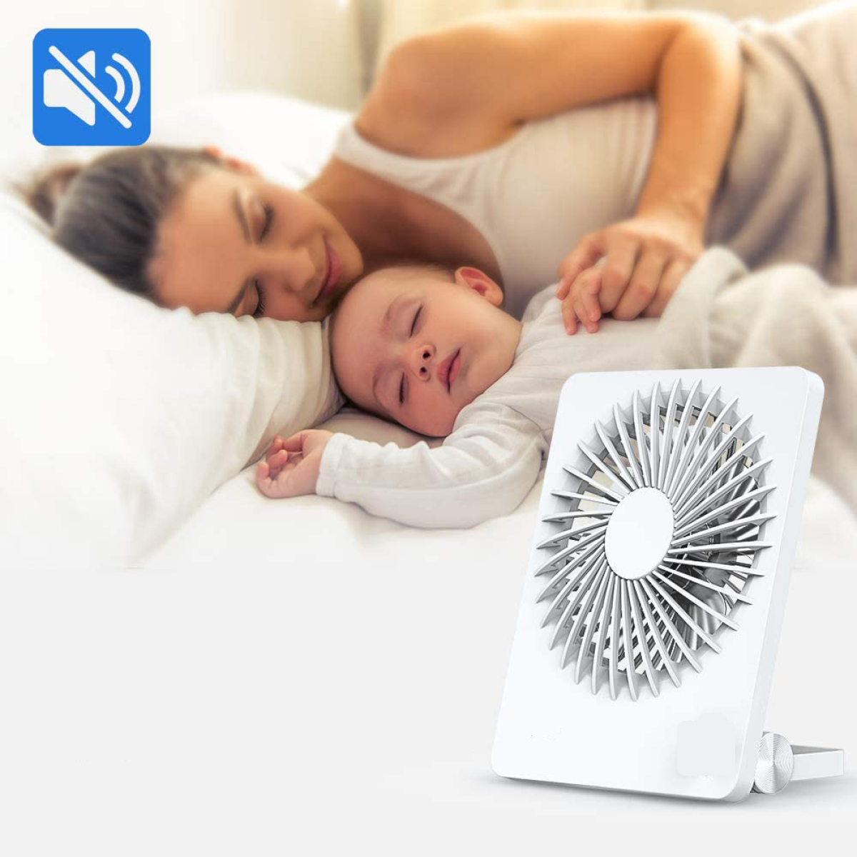 Ein schlafendes Baby mit Mutter, und ein weißer Ventilator im Vordergrund.
