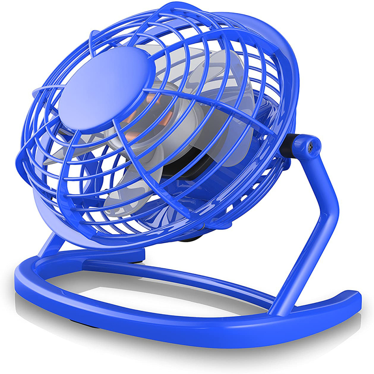 Blauer Schreibtischventilator auf Weiß. Der Ventilator hat ein Käfigdesign und ist nach oben geneigt. Modern und einfach.
