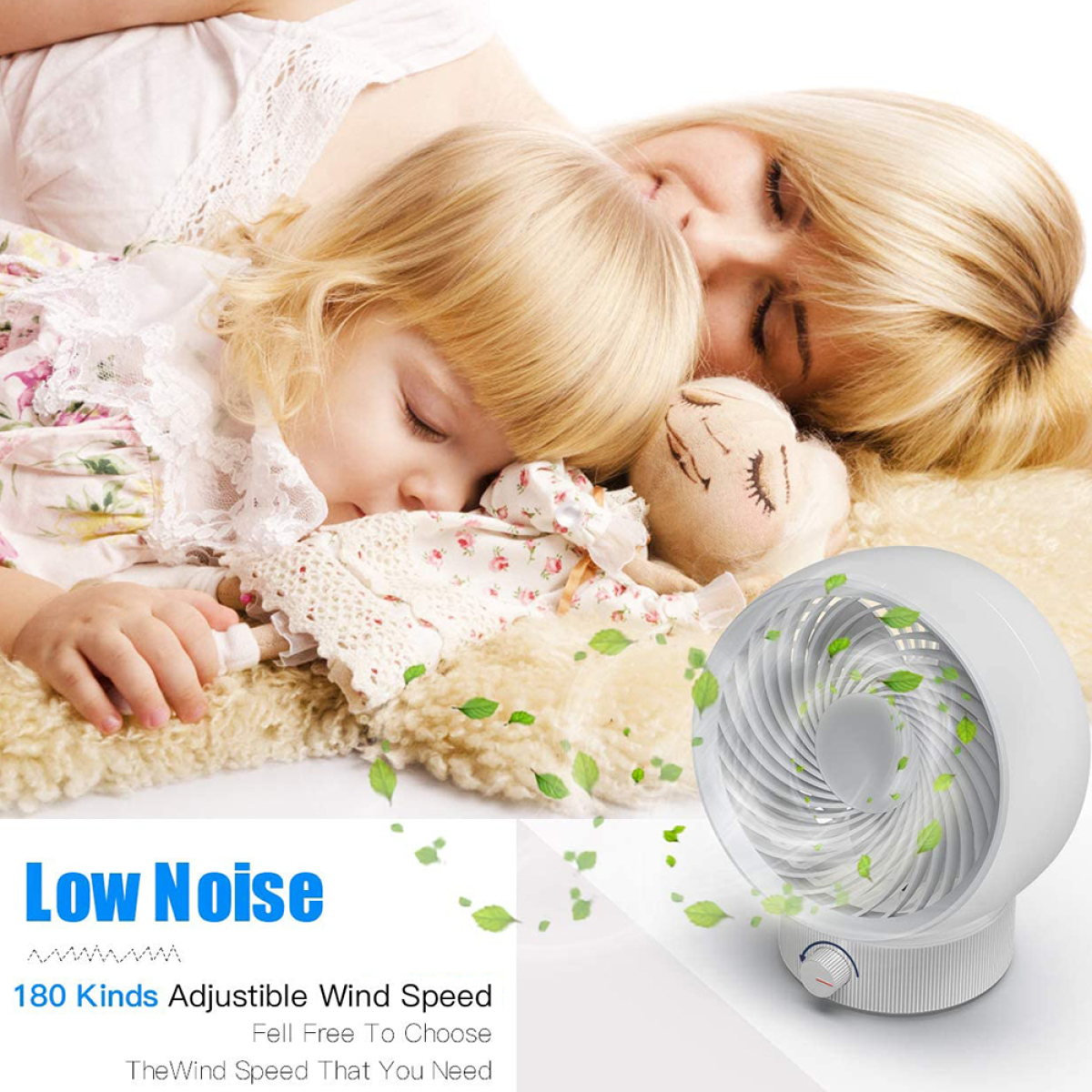 Ein schlafendes Kind und eine Frau mit einem weißen Ventilator, der Luft mit grünen Blättern bläst.