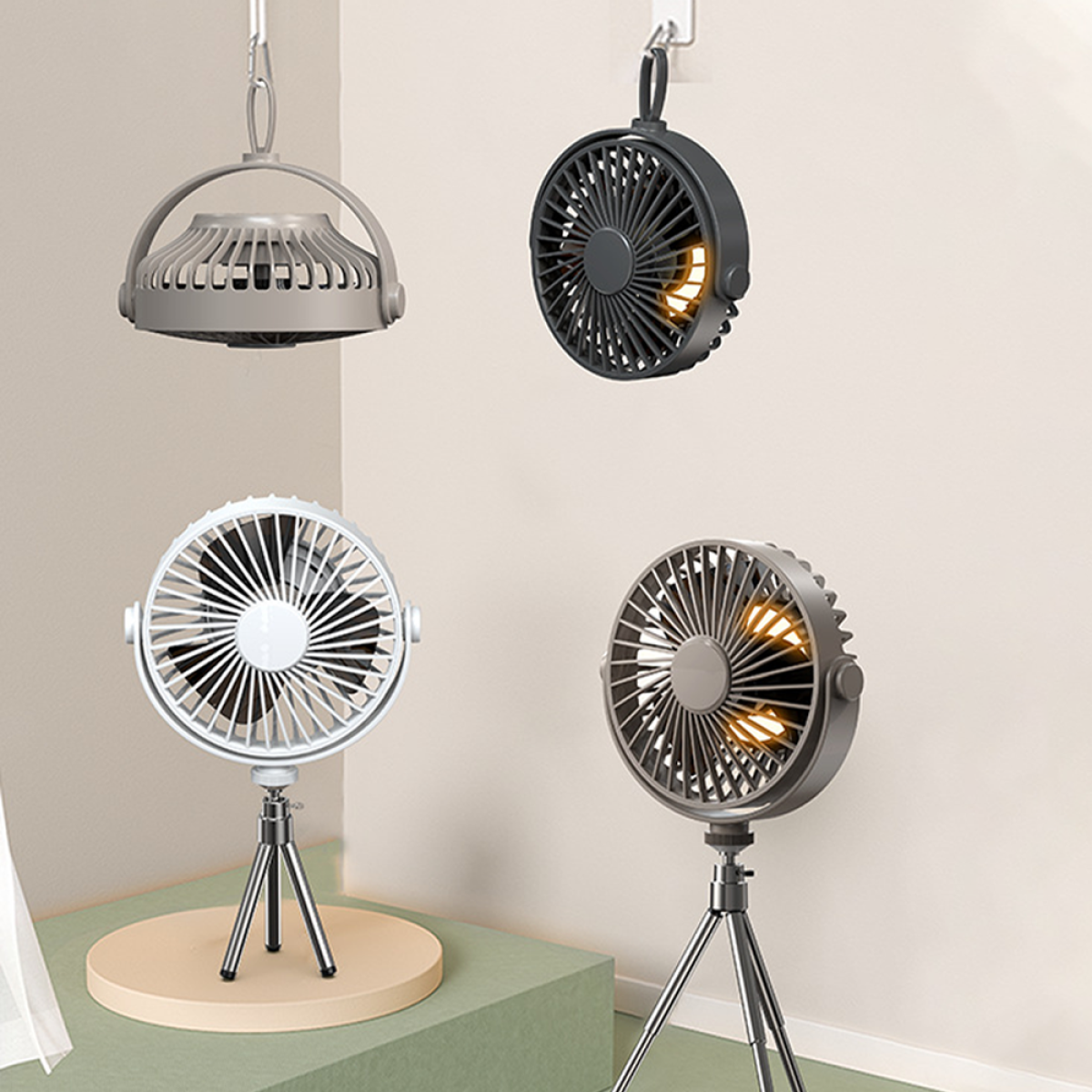 Vier kleine Ventilatoren, einige hängen, einige auf Stativen, in einem Raum.