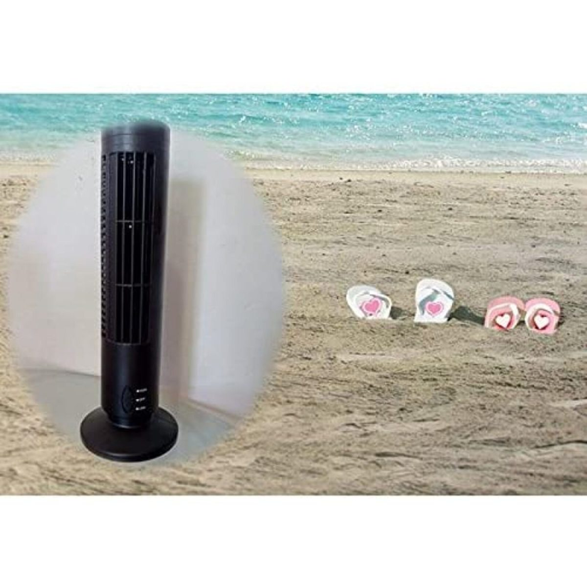 Schwarzer Ventilator am Strand mit Meer und herzförmigen Flip-Flops.