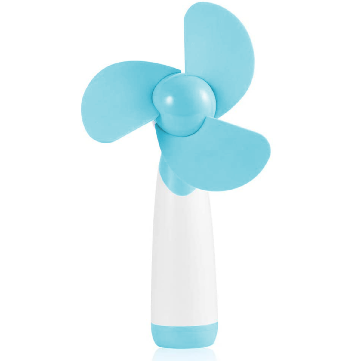 Handlicher Mini-Ventilator. Blaue Flügel, weißer Griff. Ventilator auf weißer Oberfläche. Freigestellt.