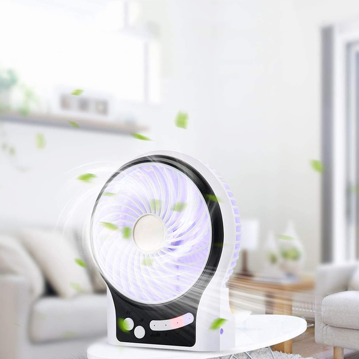 Weißer Ventilator mit Licht. Blätter, weißer Tisch. Verschwommener Hintergrund eines Wohnzimmers. Der Ventilator hat 3 Knöpfe.