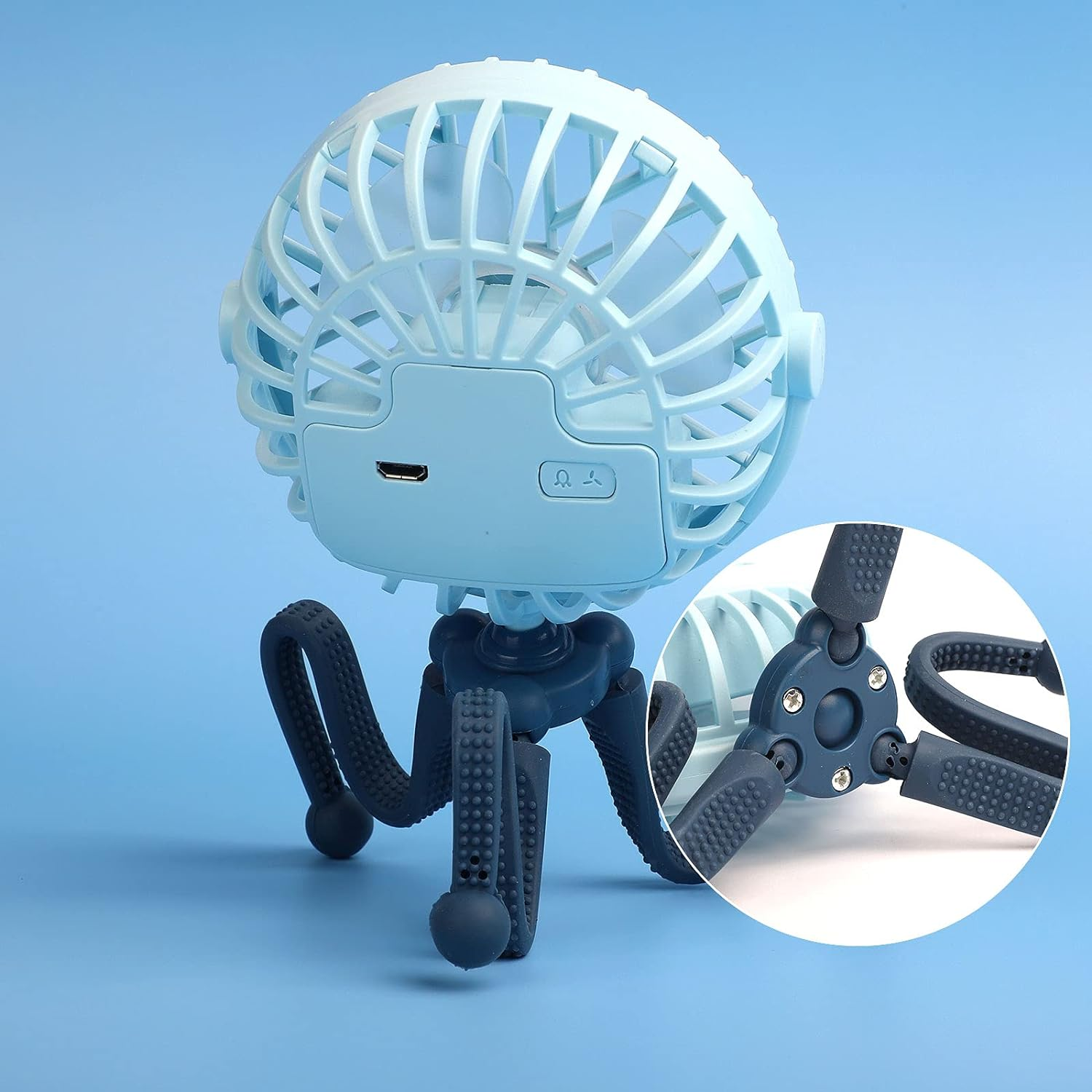 Kleiner blauer Ventilator auf einem flexiblen Stativ, Nahaufnahme des Stativs.