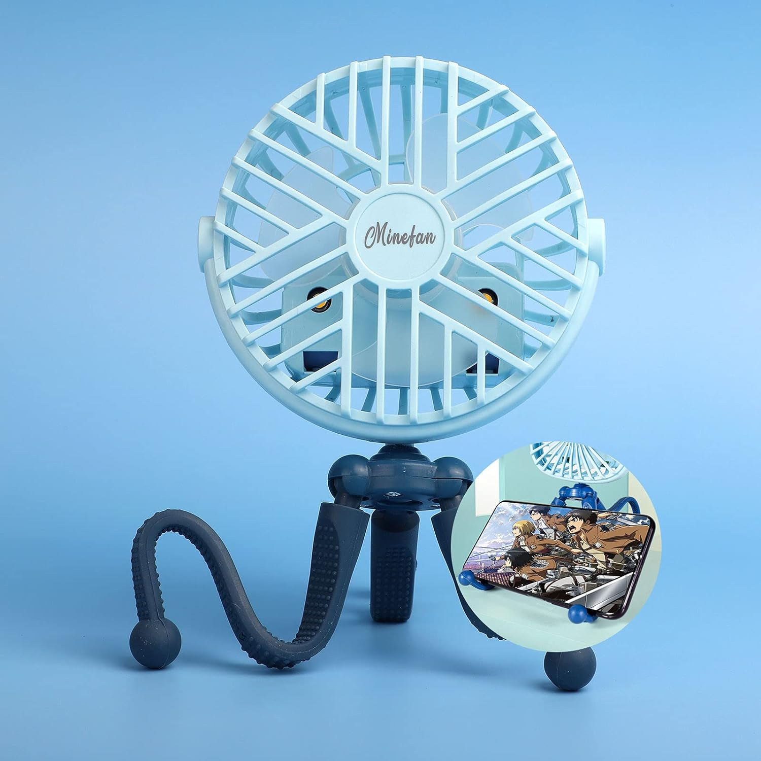 Ein blauer tragbarer Ventilator mit Telefonhalter und einem Telefon, das einen Cartoon anzeigt.