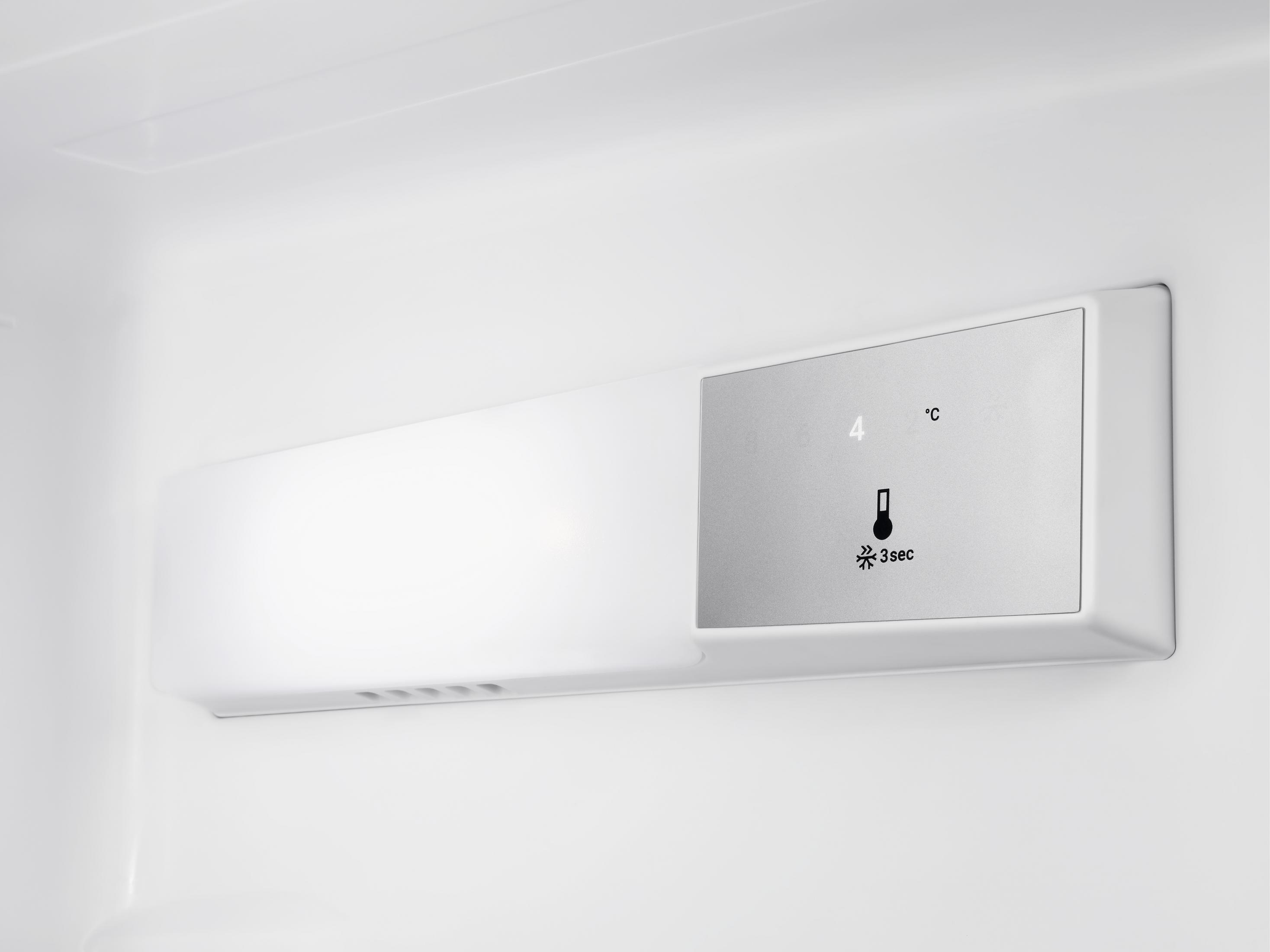 Ein weißes Kühlschrank-Bedienfeld mit Temperaturanzeige und einem Schneeflocken-Symbol.