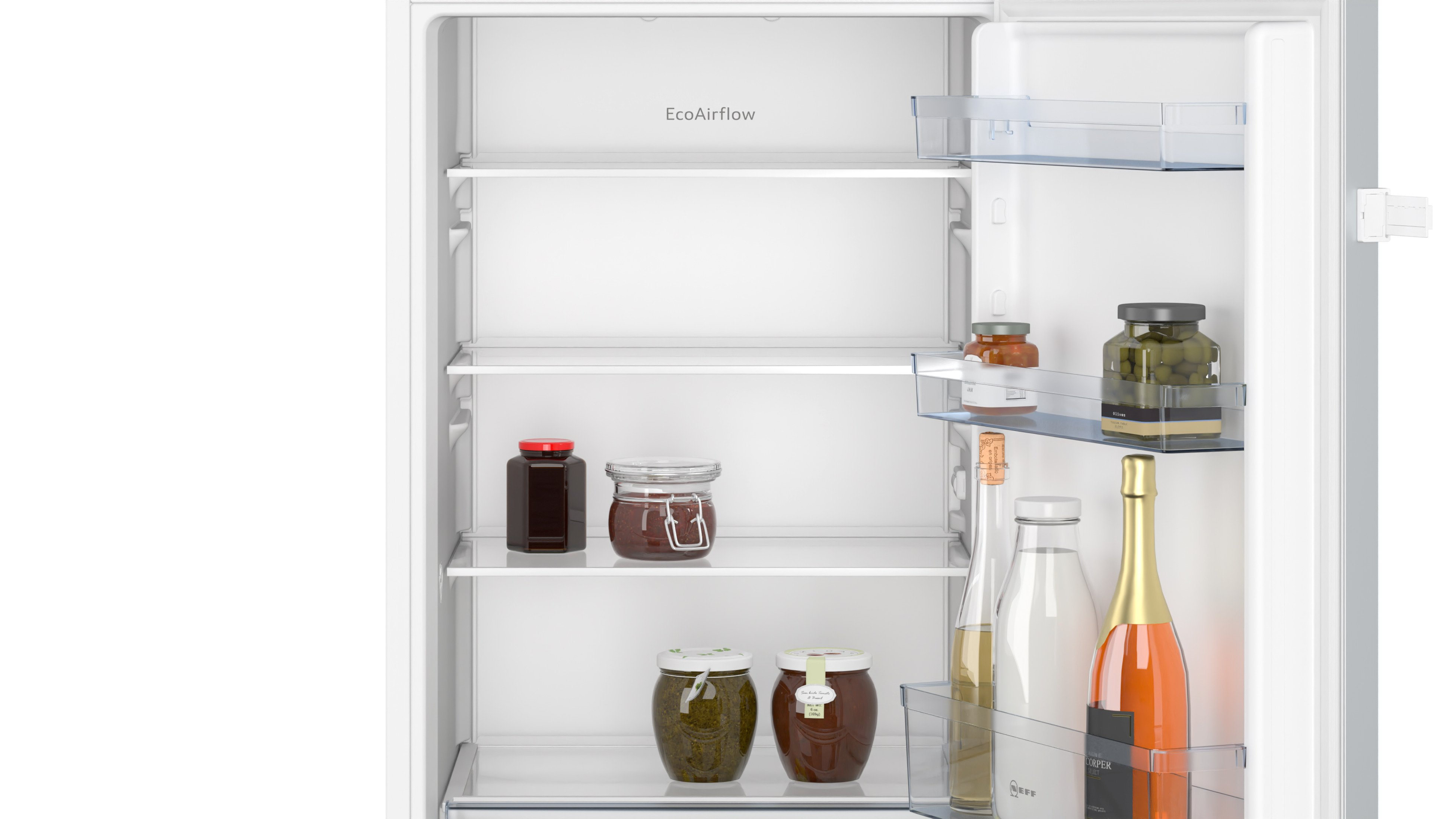 All'interno di un frigorifero con ripiani contenenti barattoli, bottiglie e alimenti.