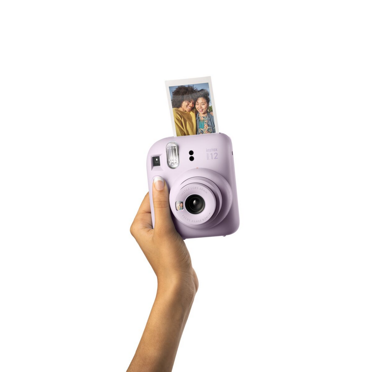 Bir el, üstten iki kişinin fotoğrafının çıktığı mor bir Instax kamera tutuyor.