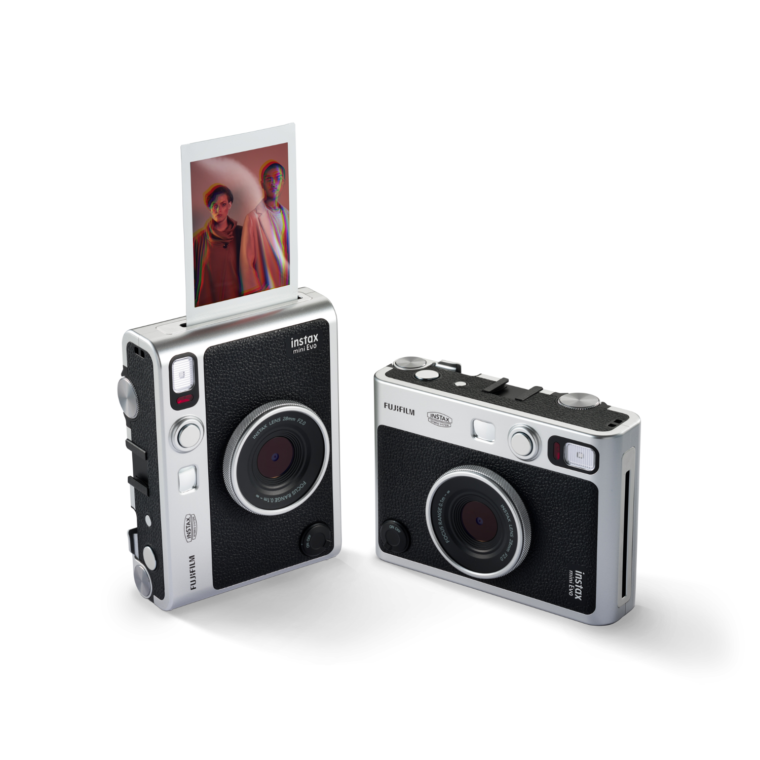 Dwa srebrno-czarne aparaty Instax Mini z wychodzącym zdjęciem na białym tle.
