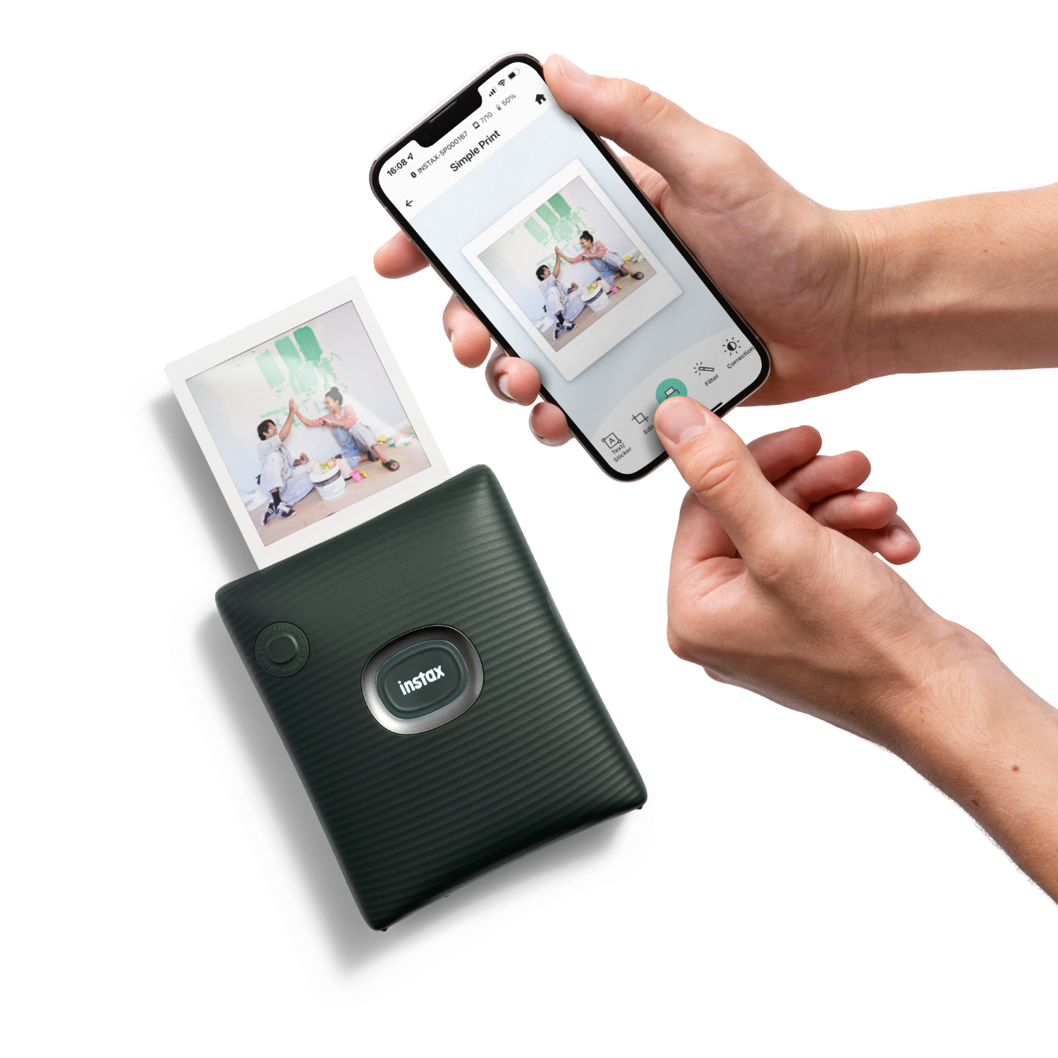 Mani che tengono un telefono che mostra una foto, una foto stampata e una stampante Instax verde. Il telefono mostra la stessa immagine.
