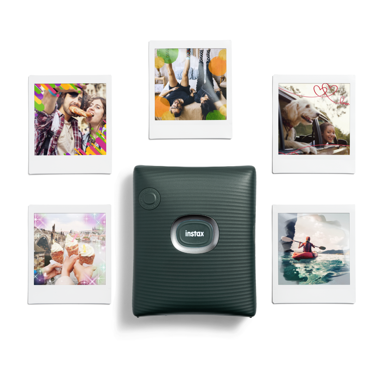 L'immagine mostra una stampante Instax verde scuro con 5 foto istantanee. Ogni foto mostra persone che si divertono in varie scene.