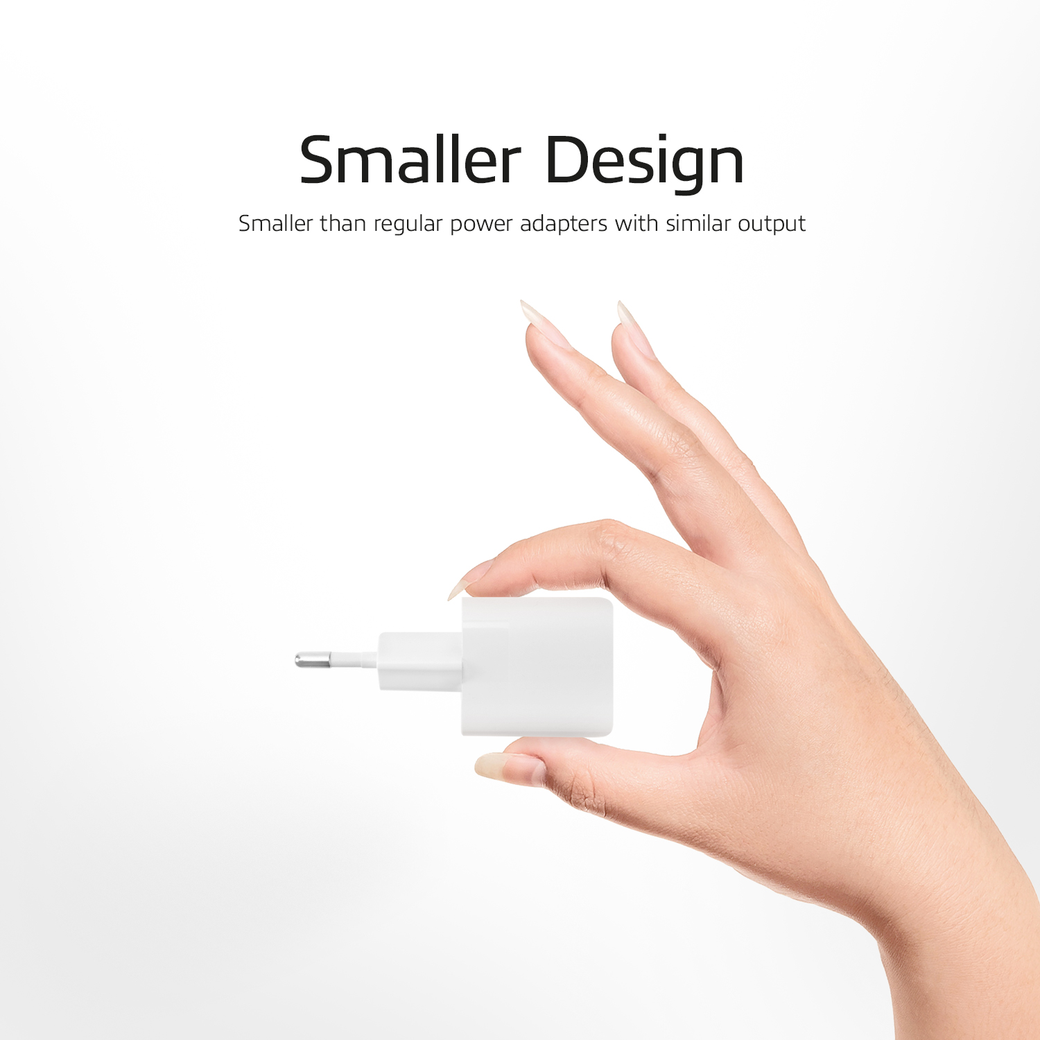 Eine Hand hält einen weißen Netzadapter. Der Adapter ist klein und hat einen Stecker.