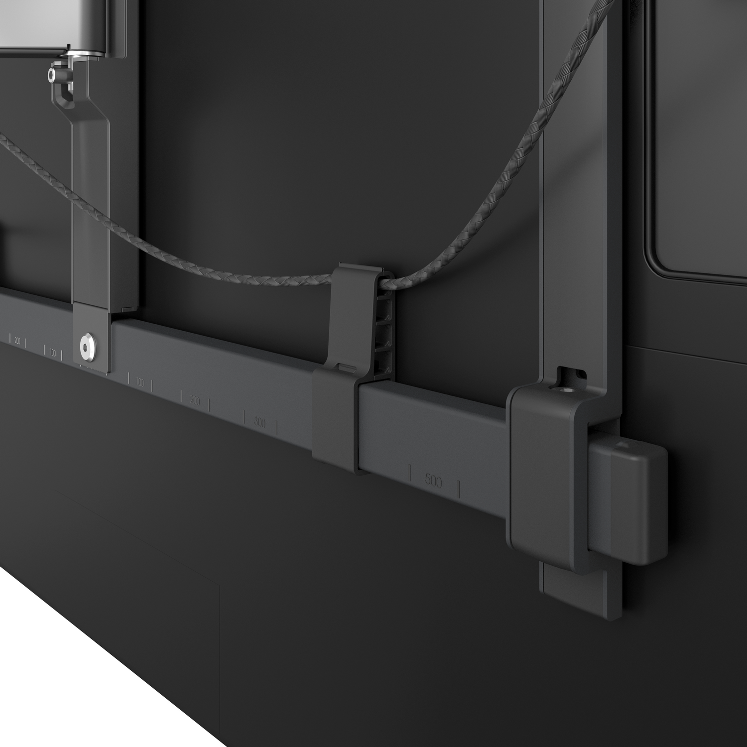 Zbliżenie uchwytu TV. Srebrny uchwyt jest przymocowany do czarnego telewizora, pokazując kable.