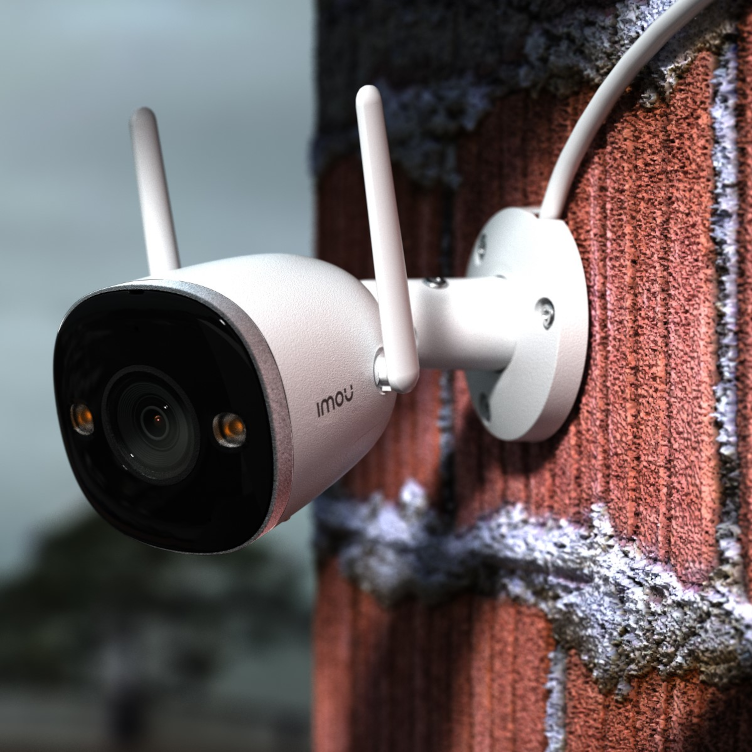 Biała kamera bezpieczeństwa zamontowana na ceglanej ścianie. Ma dwie anteny i czarny obiektyw.