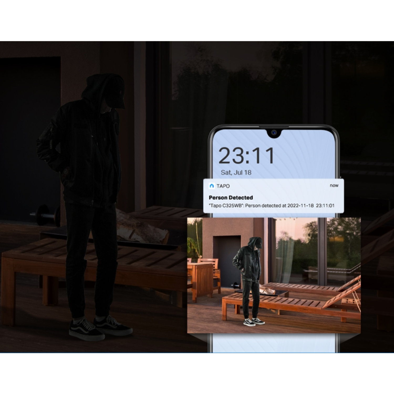 Personenerkennung-Benachrichtigung auf einem Telefon neben einer Person im Dunkeln.