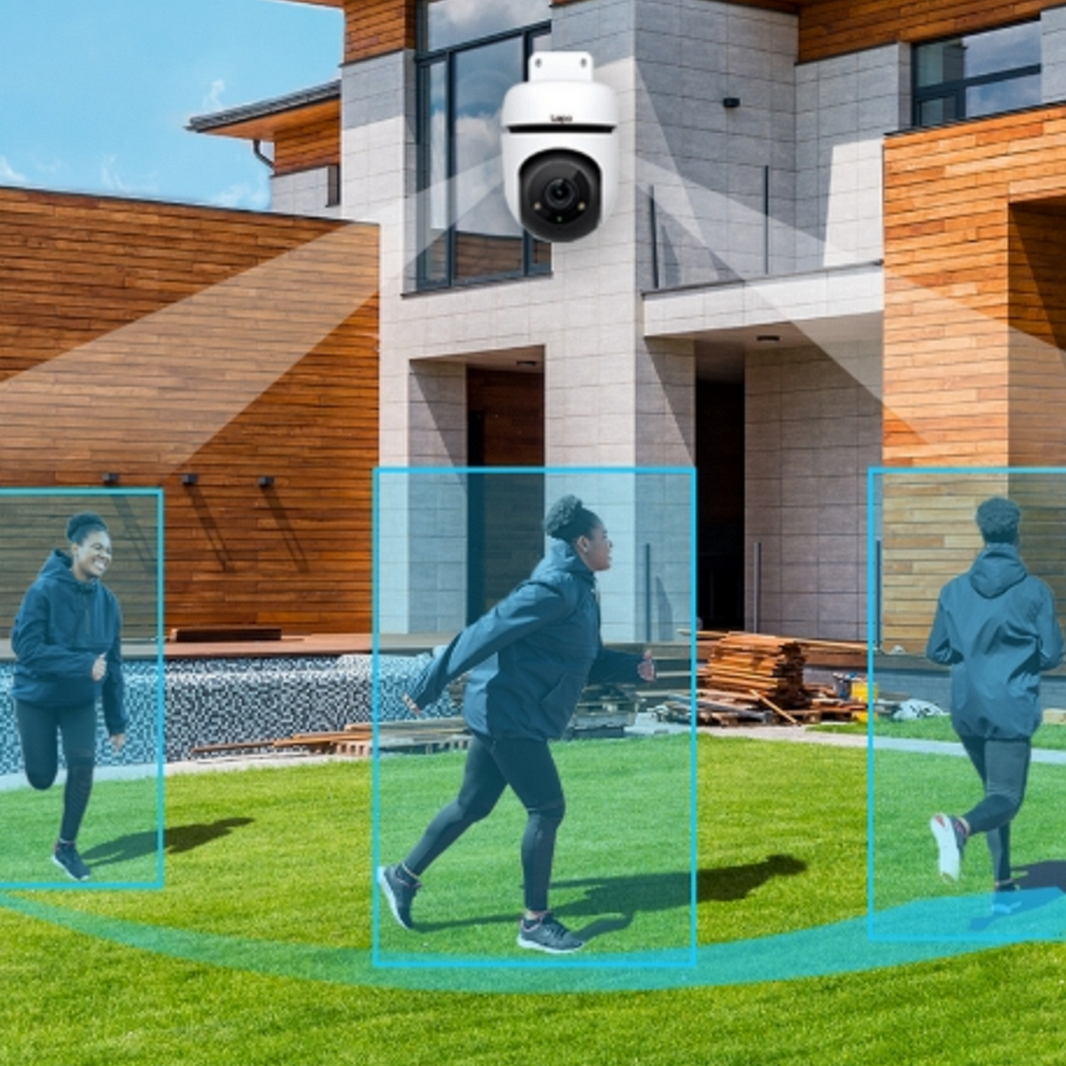 Een beveiligingscamera op een huis observeert drie mensen die op gras rennen, gemarkeerd door blauwe vakken.