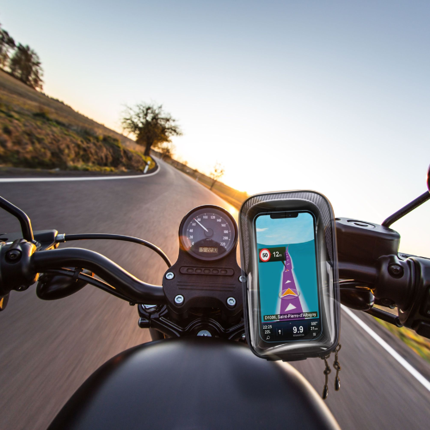 Motorstuur met telefoonhouder die GPS-route weergeeft. Zonsondergang en weg op de achtergrond.