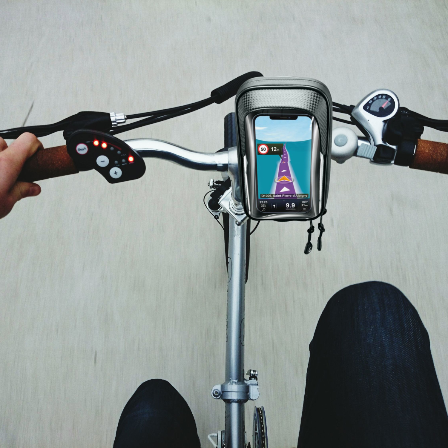 Een persoon op een fiets bekijkt een telefoon met navigatie. Het stuur is zichtbaar.