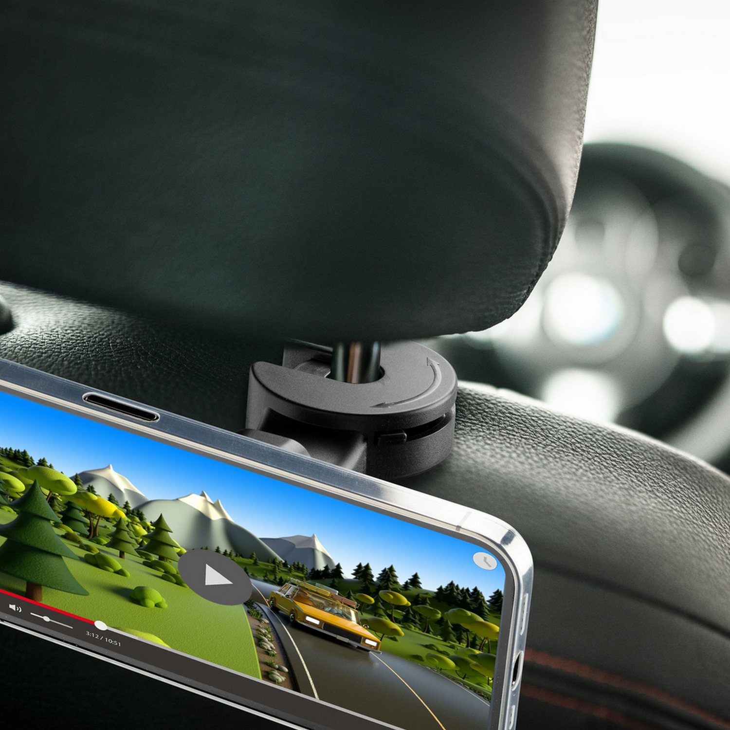 Een smartphone gemonteerd op de hoofdsteun van een auto met een video van een gele auto op een weg.