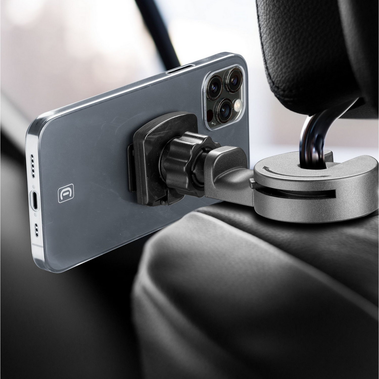 Een telefoon gemonteerd op een hoofdsteun van een auto. De telefoon zit in een doorzichtige hoes.