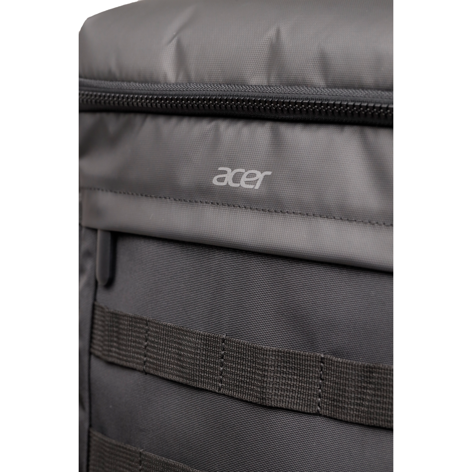 Nahaufnahme eines grauen Rucksacks mit Acer-Logo und Reißverschluss.