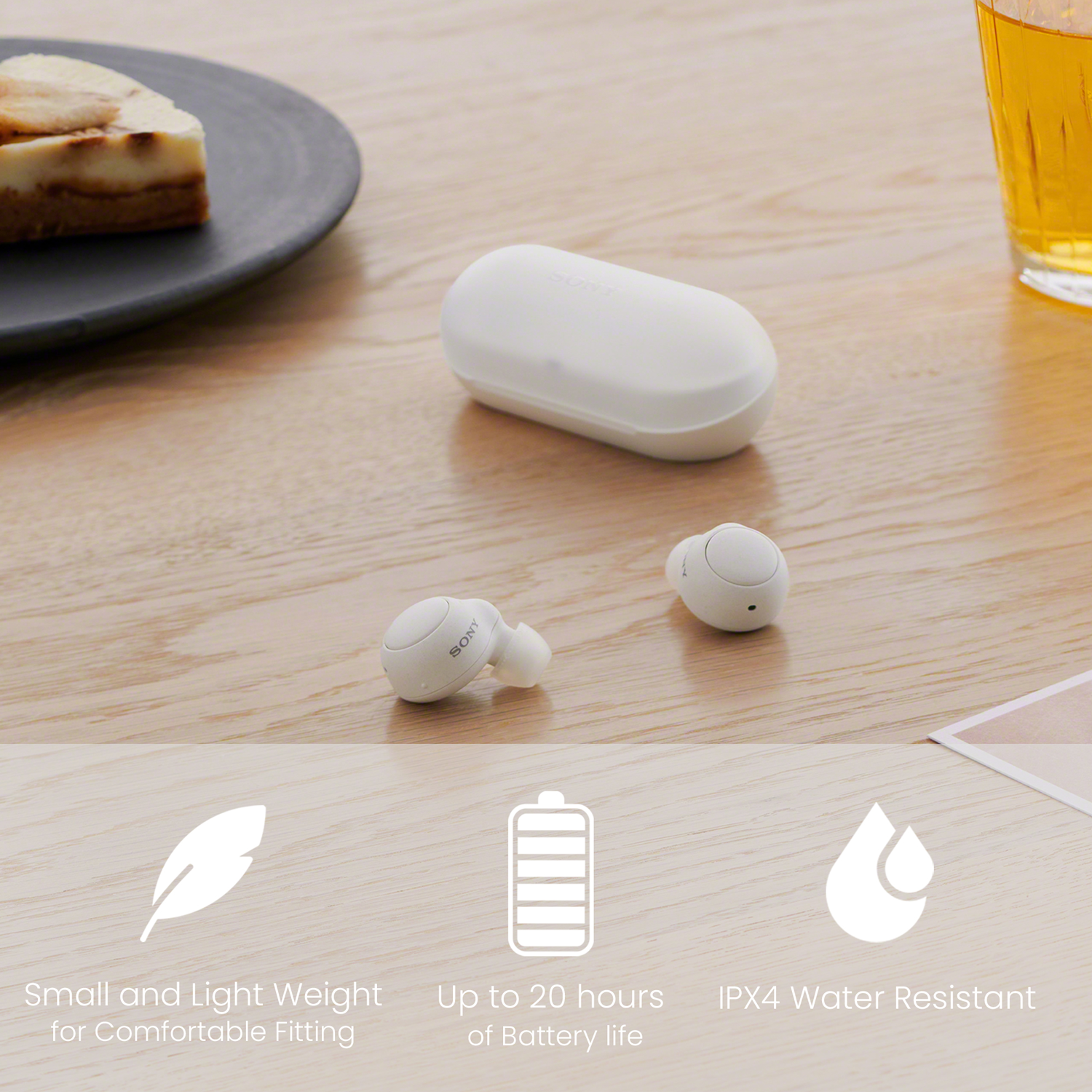 Weiße Ohrhörer, Etui und Essen auf einem Holztisch mit Symbolen unten.